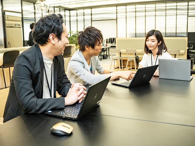 オープンスペースでの打ち合わせ風景