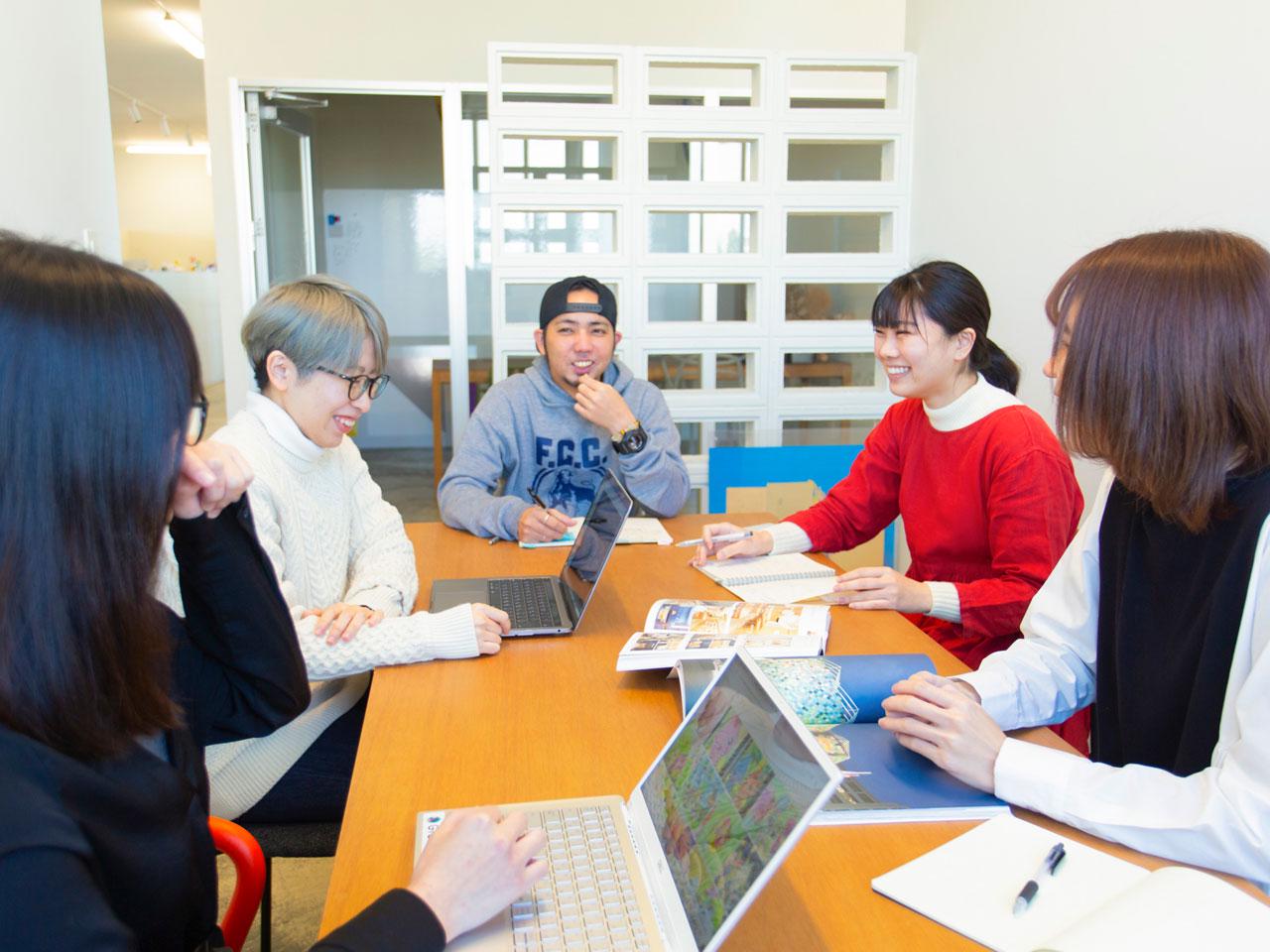 県外出身でも地方のクリエイティブを拡張していくということに共感できる人や、IターンやUターン等、沖縄にゆかりがあって住んでいる人や、これから沖縄に帰ってきたい人、移住したい人を望んでいる。