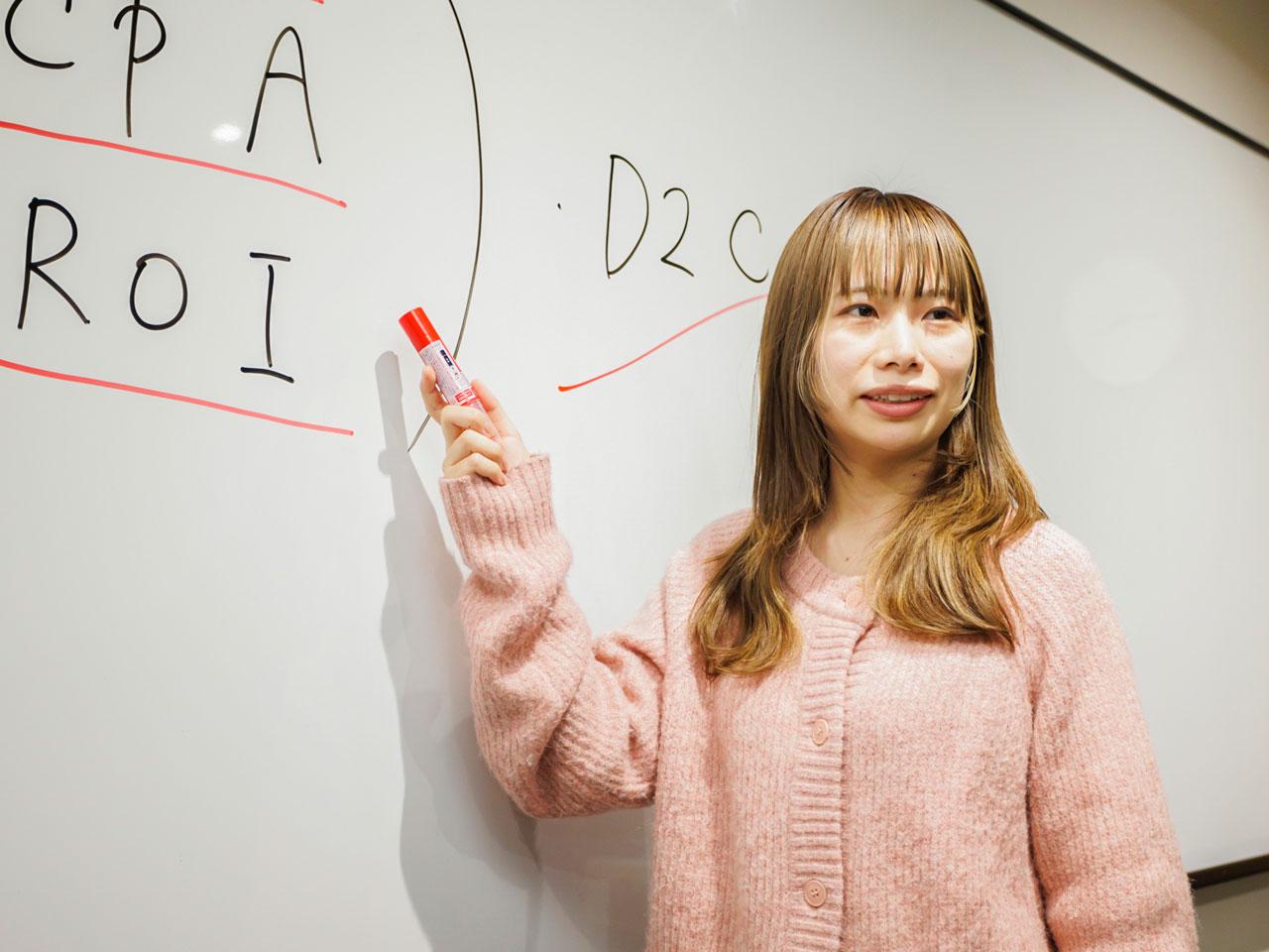 月々数十万円～大物芸能人をイメージキャラクターに起用できる。