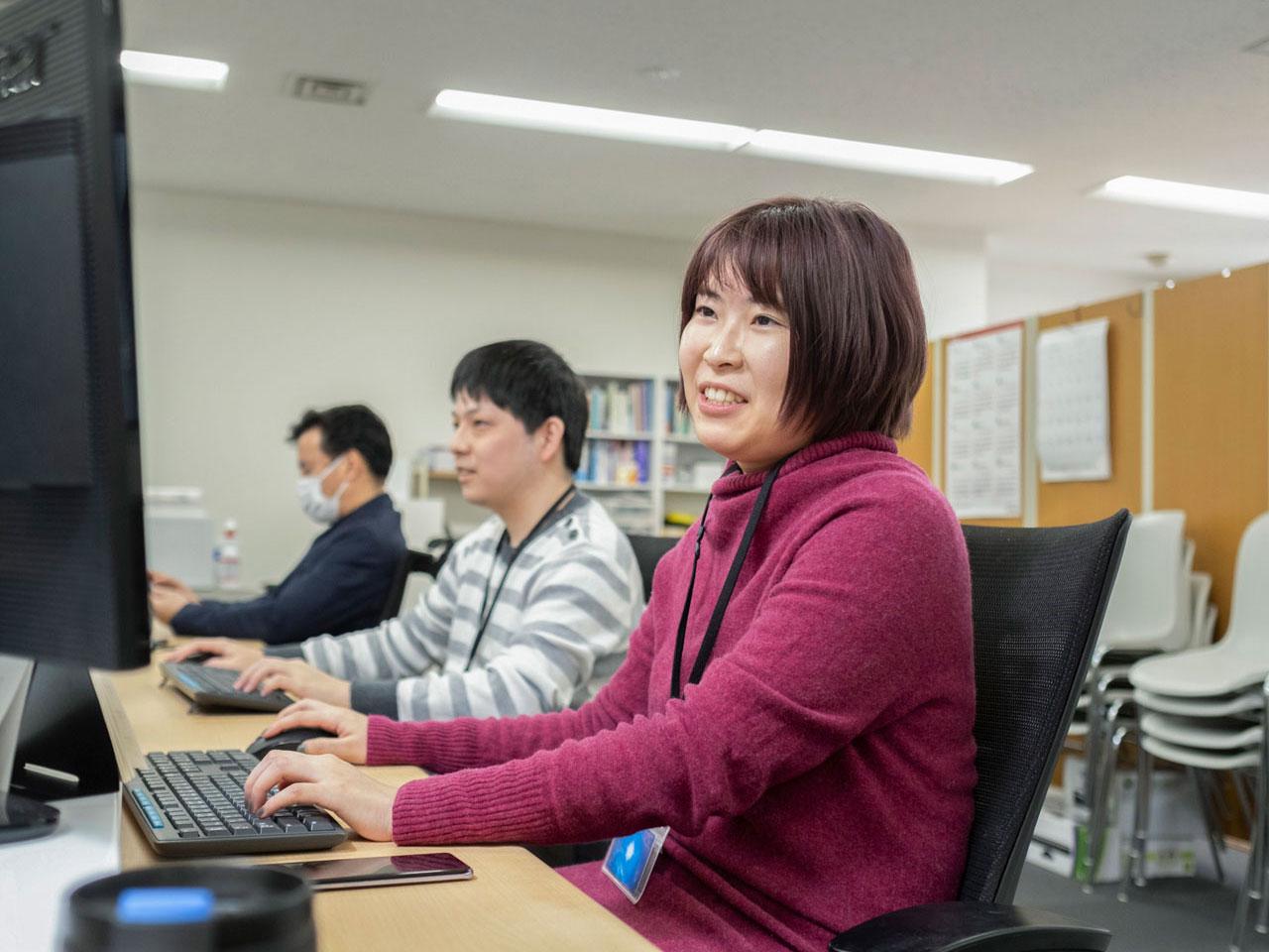 残業を前提にせず、勤務時間内で集中して進める文化が根付いています。