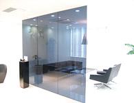 白と黒のガラスのコントラストが印象的なエントランス