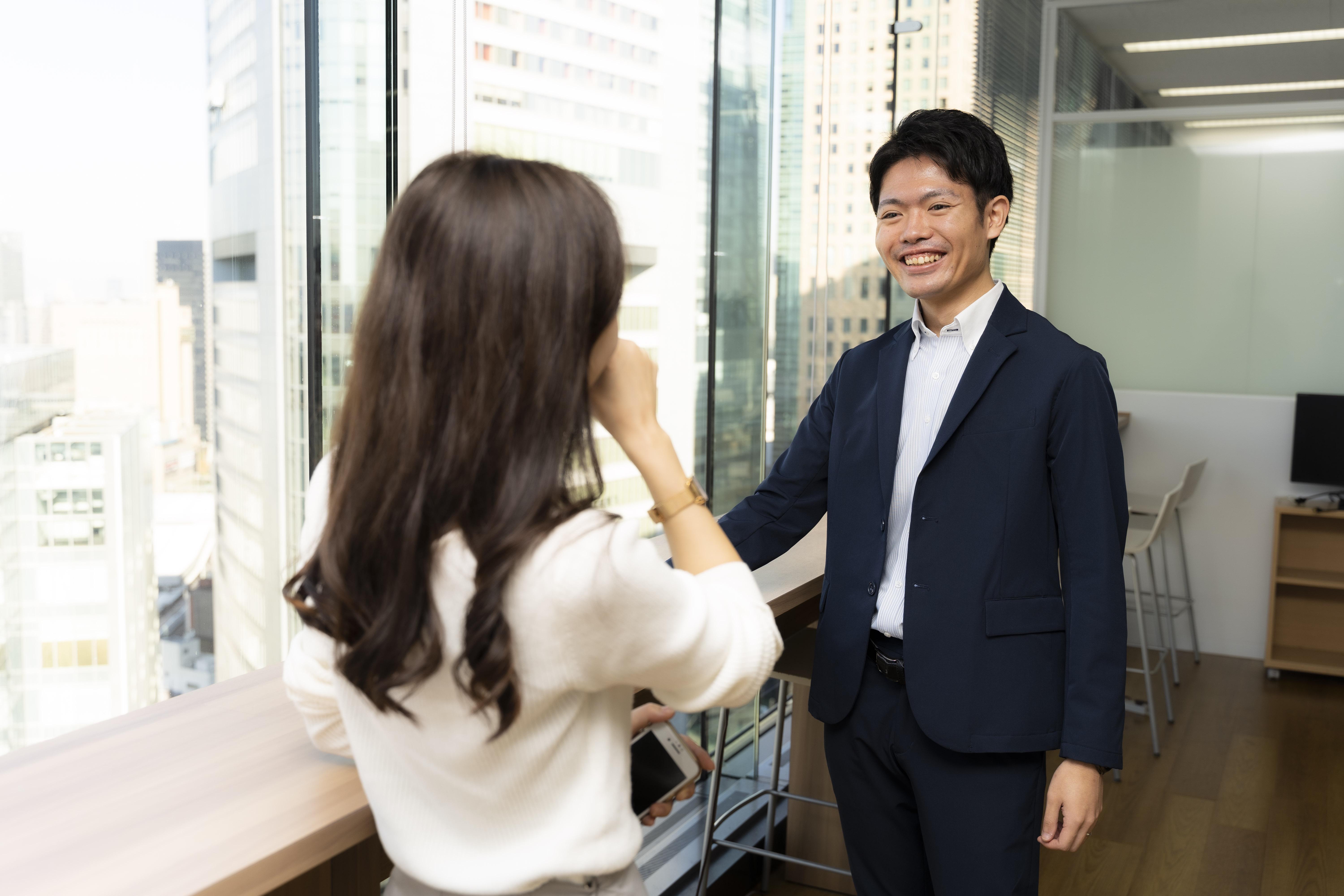 同社はECやネットショップに欠かすことのできないクレジットカード決済等の「オンライン決済」に加え、店舗や訪問販売等の対面販売でクレジットカード決済・電子マネー・QRコード決済を利用できる「店舗向け決済サービス」を提供している。