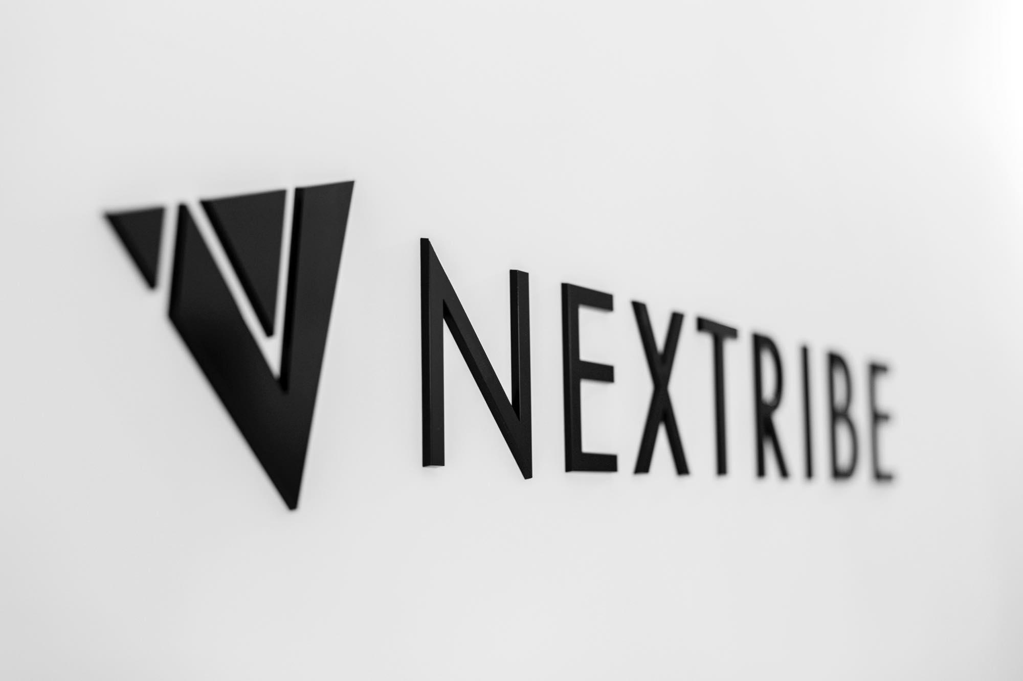 社名の由来はNEXT（次）× TRIBE（部族）＝ NEXTRIBE（未来を創る者たち）という想いが込められている。