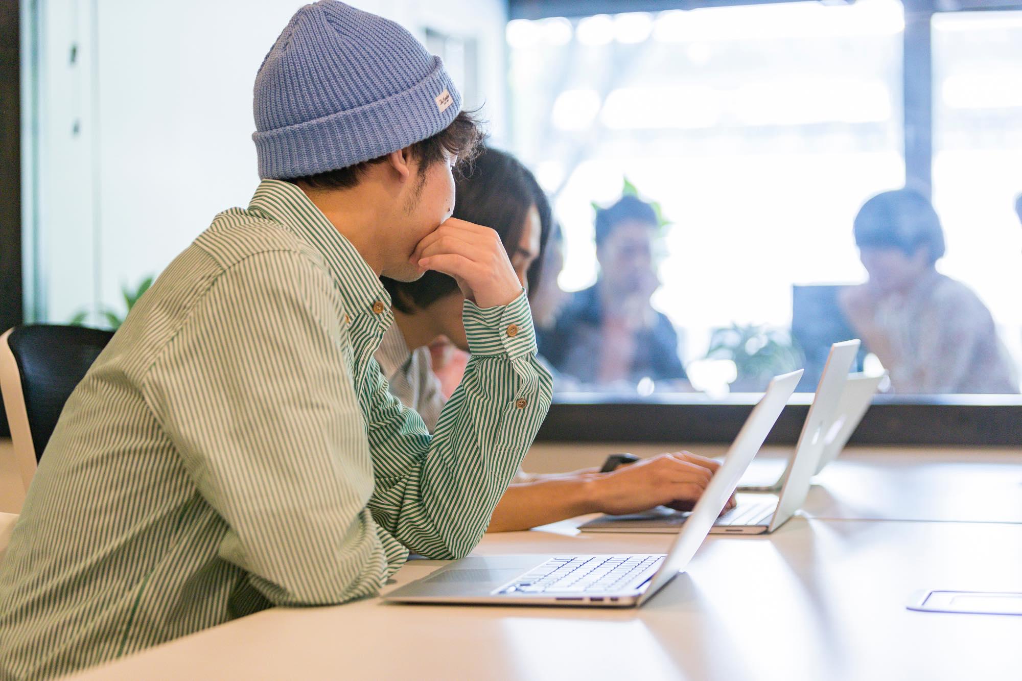 会社の運営に必要なバックオフィス系の業務は全社員で分担し、全ての意思決定をボトムアップで行う等、全社員参加型の経営を実現している。