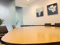 コンサル・金融機関出身者も多く、<br>日夜熱い議論が繰り広げられている