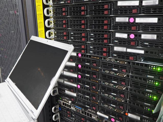 ITインフラもオンプレミスに徹底的にこだわっており、自作型の筐体で自ら組み上げて構築していく
