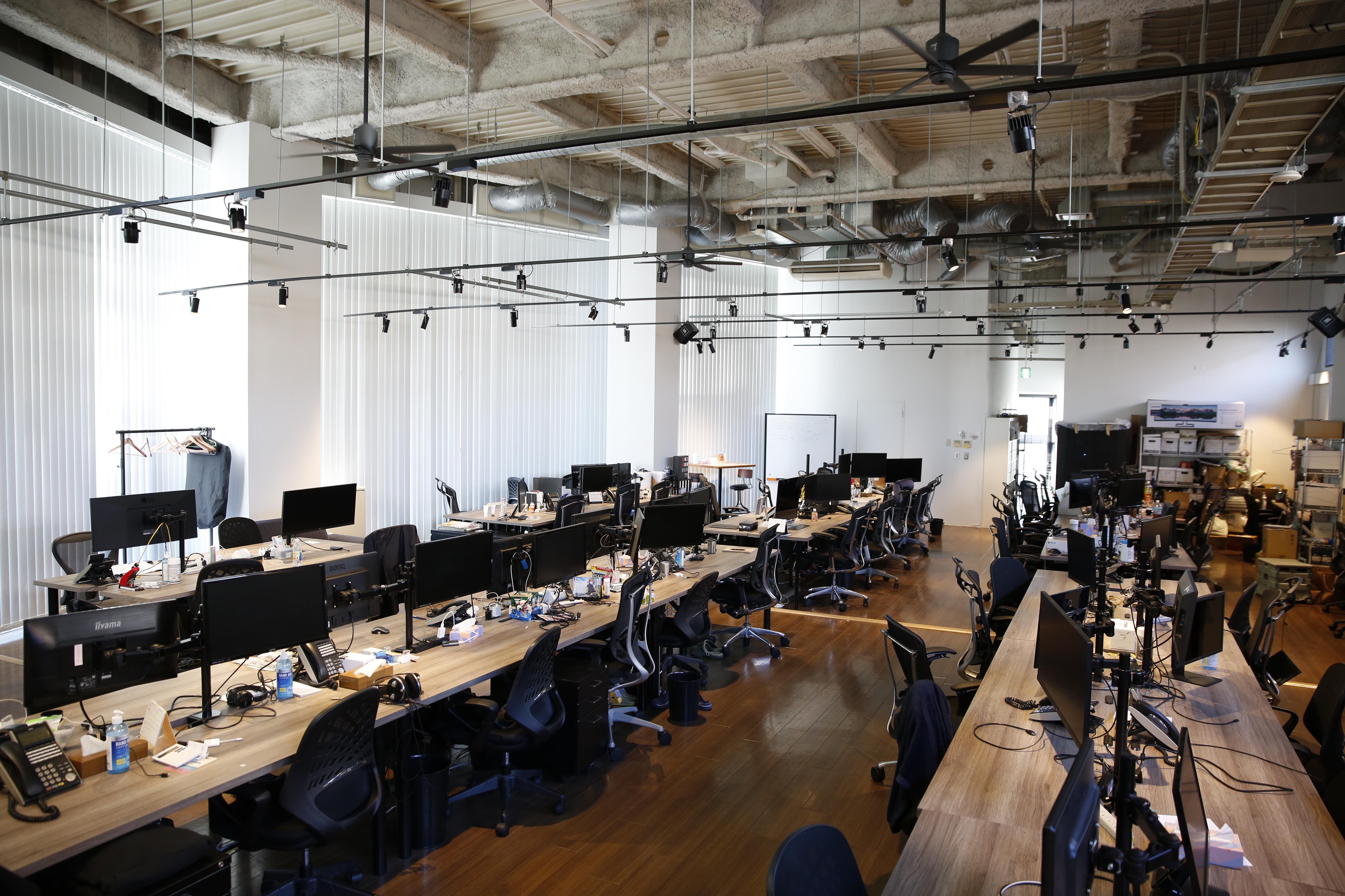 以前は映像制作のスタジオだったこともある建物をオフィスとして利用しています。