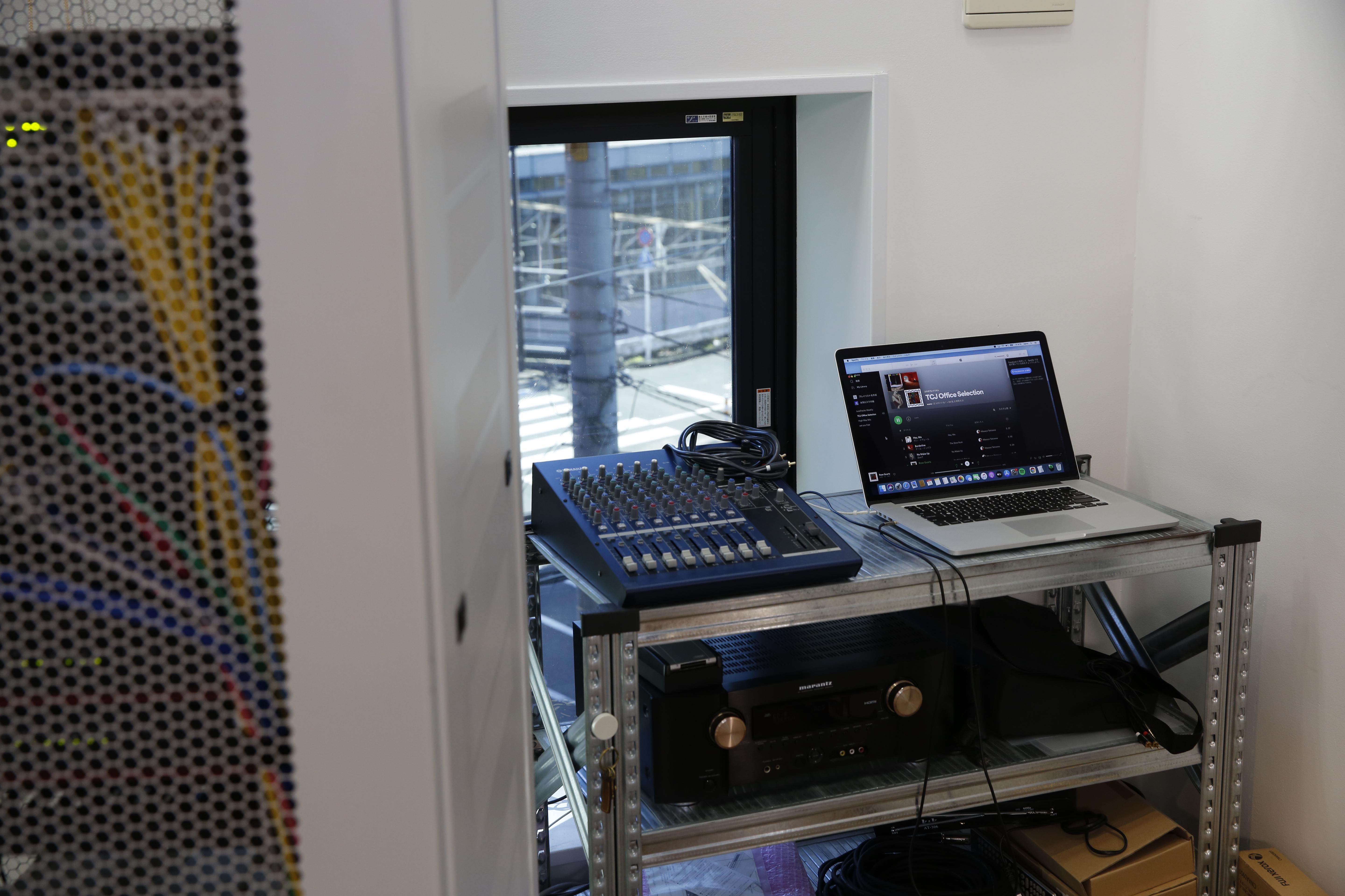 オフィスにはいつも音楽が流れています。Slack と Spotify を連携させて、思い思いにプレイリストを作っては、各々が次の曲を予約しています。