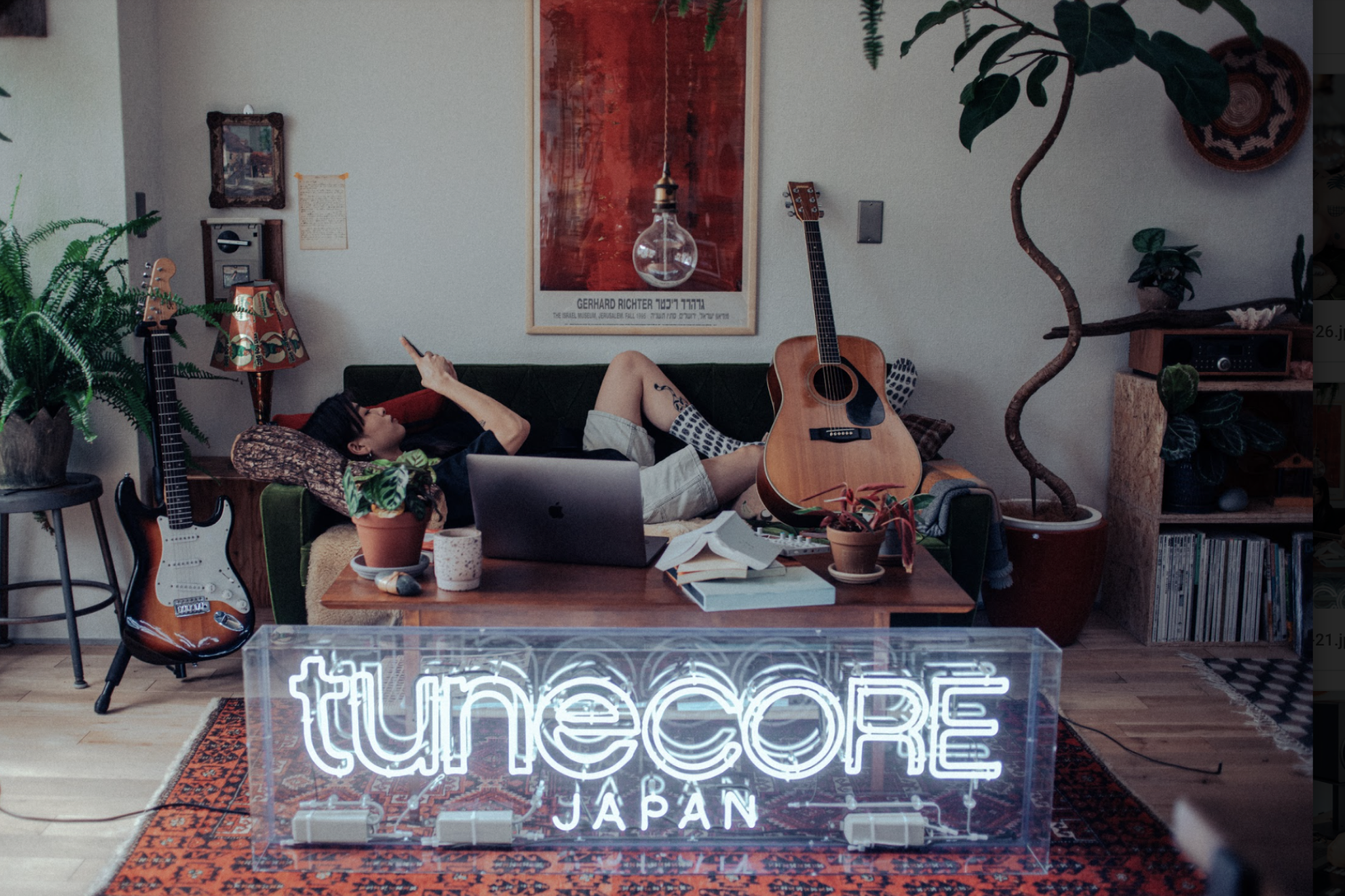 自分の楽曲を自ら世界中の配信ストアで販売できるサービス。年間利用料のみで配信でき、販売金額は配信ストア手数料を除いたすべてをアーティストに還元。
年間のデジタル音楽流通量は業界トップクラスで、総還元額は2020年に170億円を突破。ディストリビューションサービスの代名詞となっている。