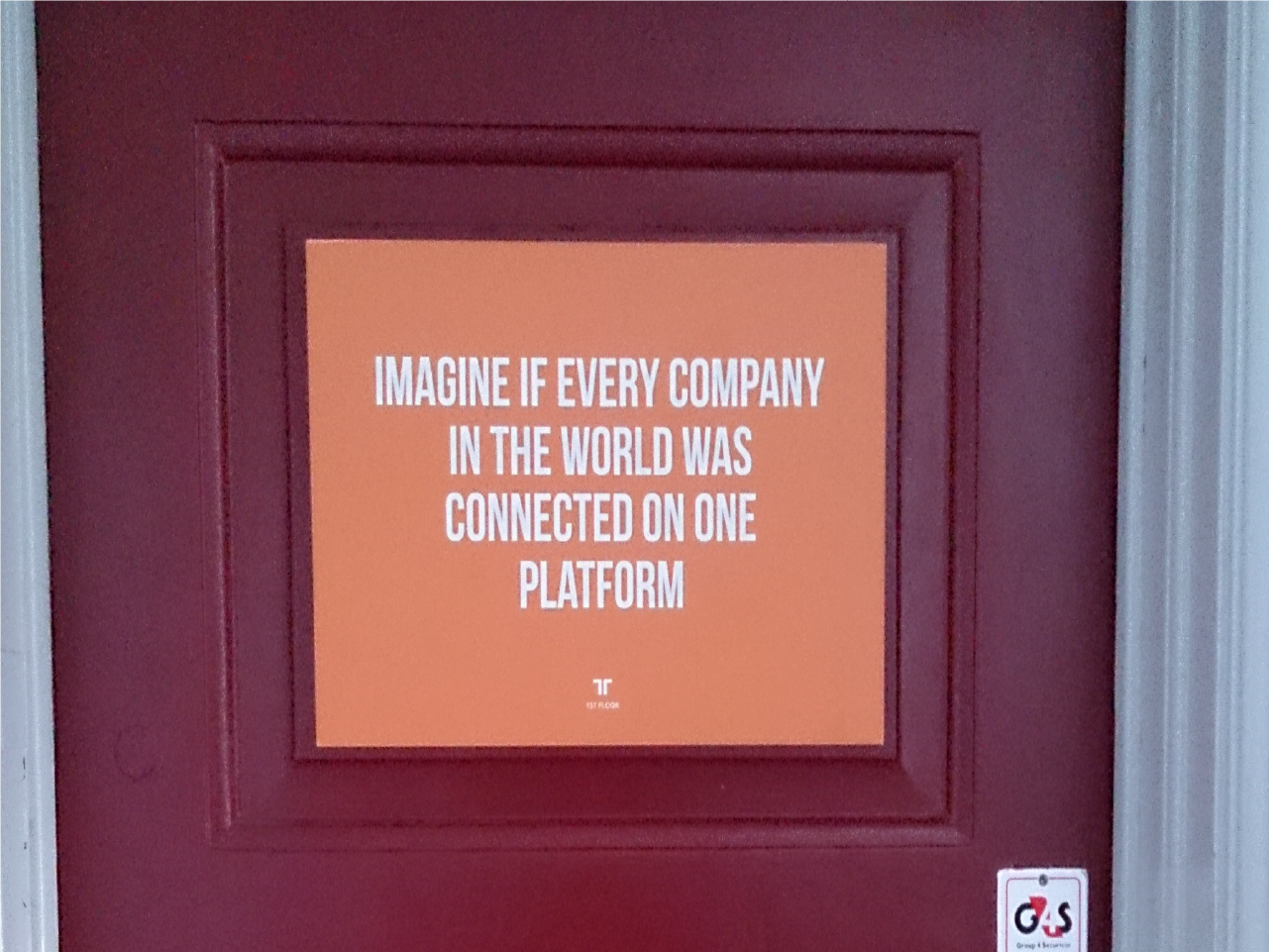 2014年まだ古いアパートの一室にあったコペンハーゲンオフィスの入り口のドアに書かれたメッセージ。「世界のすべての企業が1つのプラットフォームでつながっていたらどうなるかを想像しよう」この基本思想が、Tradeshiftのすべての機能やサービスの原理原則になっている。