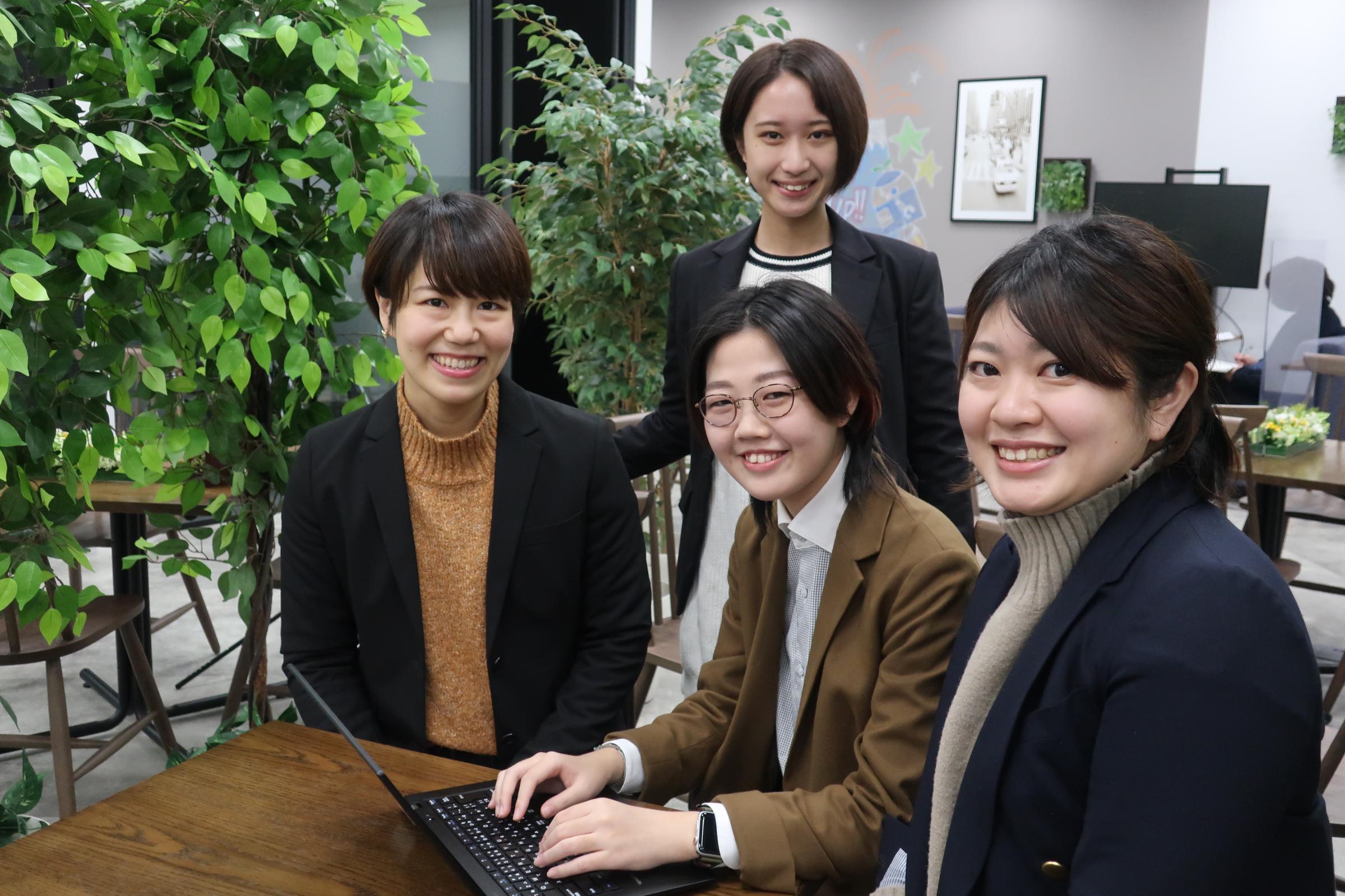 従業員数は4,200名。男女比は男：女＝58：42の比率で、外国籍エンジニアも活躍している。