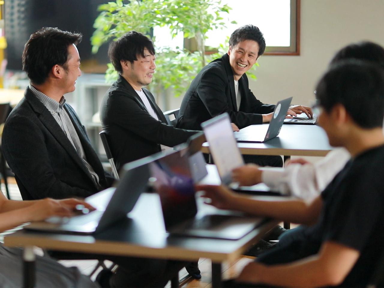 お互いに支え合う社風で、困ったことは助け合うチームワークが持ち味。顧客視点を大事にしながら新しいことに取り組む文化があり、従業員の学びや教育にも熱心だ。