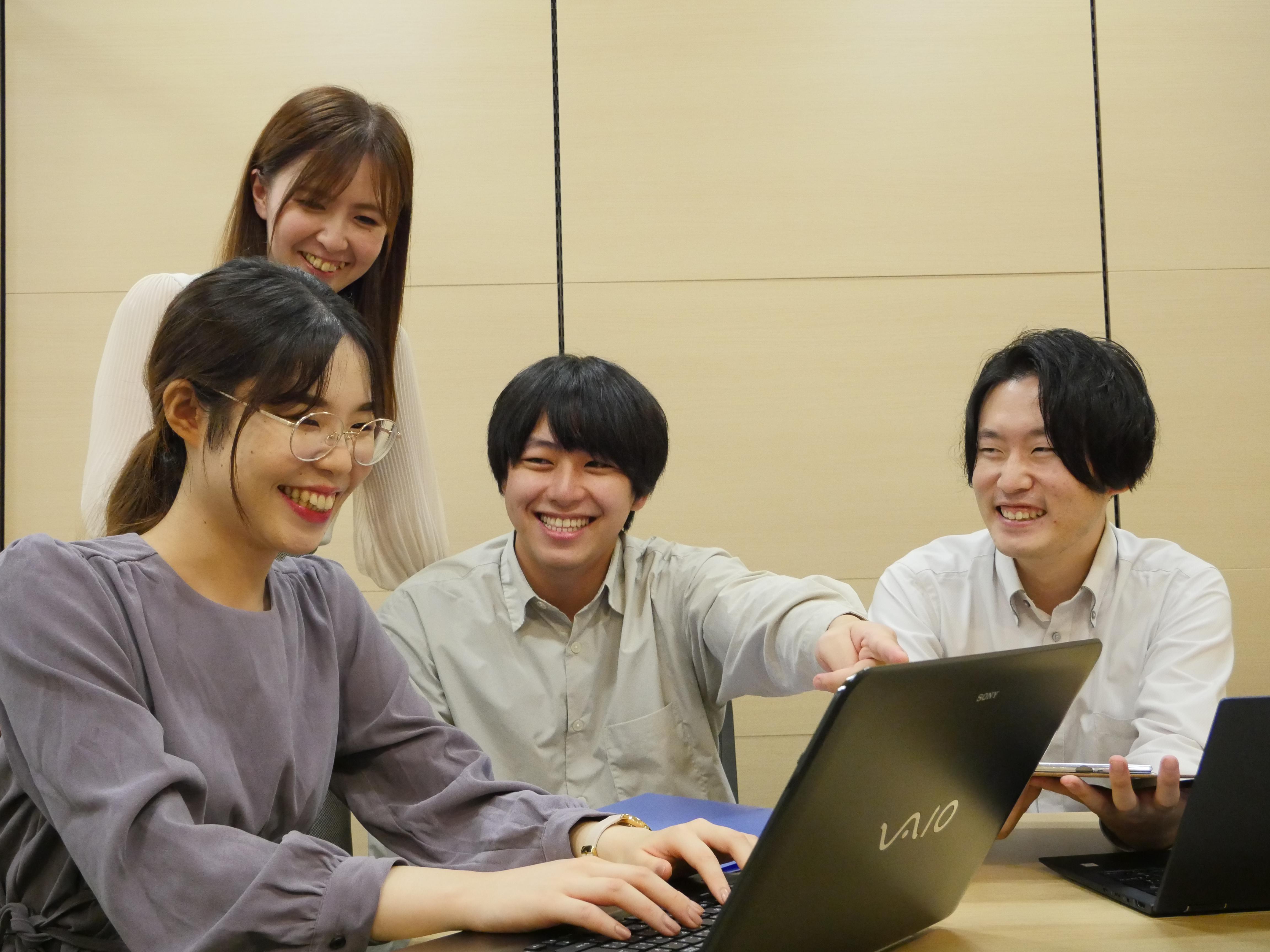 この成長の原動力と言えるのが人材であり、優秀な人材を育む社風にある。部下や後輩であっても質問しやすい雰囲気があり、上司や先輩達には教え、育てようという意識が根付いている。