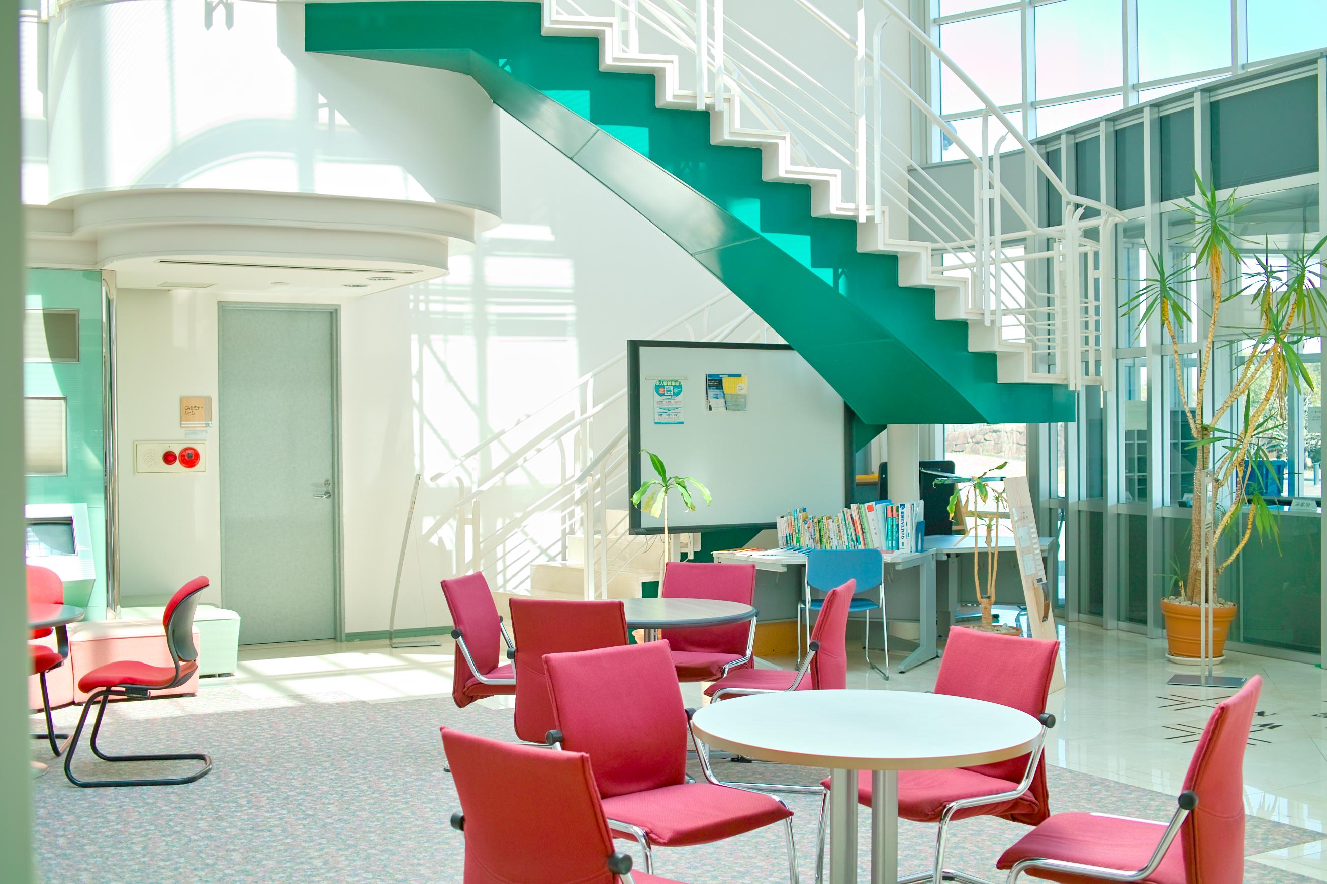 自然光が入る明るく綺麗なオフィスです。業務の合間のリフレッシュはもちろん、仲間同士の交流を大切にしてもらいたい気持ちから、社内設備を整えています。