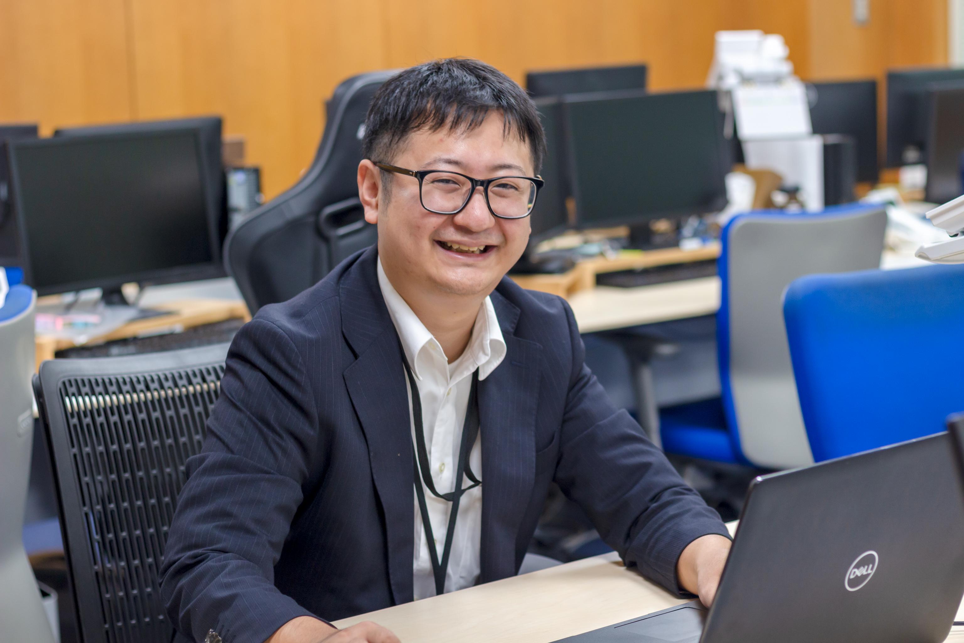 他の業種から転職している社員も多数在籍しています。
前向きな勉強姿勢にはとことんフォローしていく社風ですので、これまで狭い分野の経験しかなかった社員でも、プロジェクトでの経験と社内でのインプットによって、今では自信を持って活躍しています。