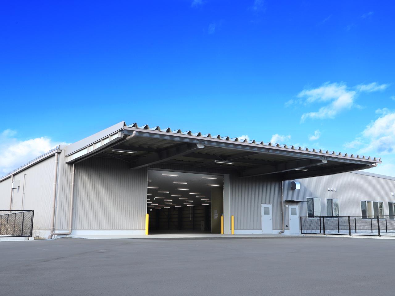 東京本社のほか、2022年から群馬県の自社物流センターが稼働を開始いたしました。新たな戦略的物流拠点の充実で事業の強靭化を図り、さらなる成長と飛躍に向け邁進中です。
私たちはまだまだ発展途上にあるベンチャー企業です。社員はアルバイト含め60名あまりと比較的小規模で運営しているため、経営陣との距離も近く、自らの力でより良いチームを創り上げていきたいという意欲のある方にピッタリの環境です。