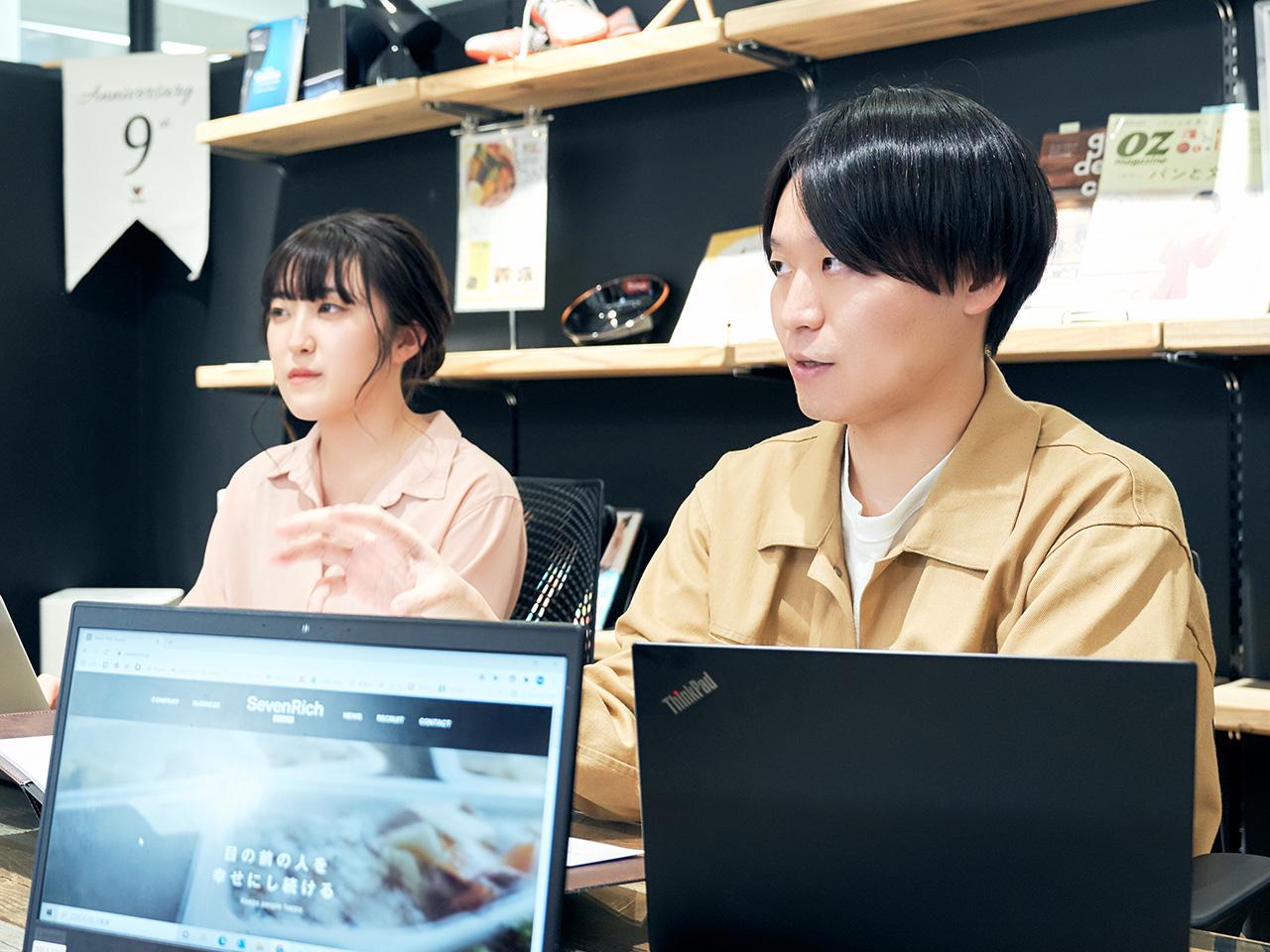 社内の雰囲気としては、20代後半のメンバーが多く、くだらない話からお互いの夢までよく話す、コミュニケーションが盛んなざっくばらんとした空気がある。