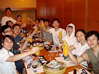 社員集会後の会食の様子。和やかな雰囲気だ