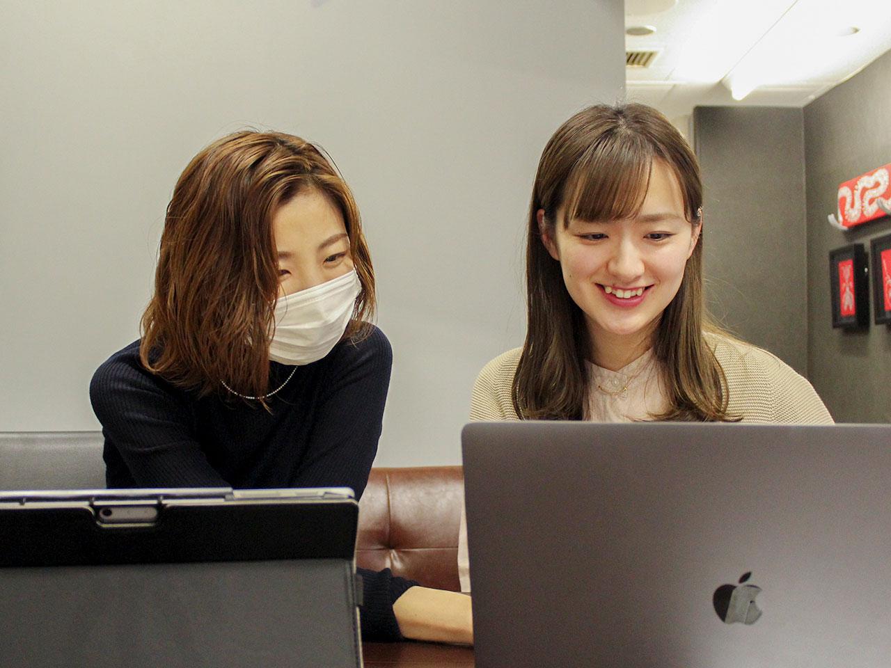 オフィスは秘密基地風の遊び心に溢れた内装で、一人ひとりが生き生きとしている。コミュニケーション良好で気持ちのいい社風なので、仲間と共に仕事に打ち込み、世の非合理をなくすことに挑戦したい人を待っている。