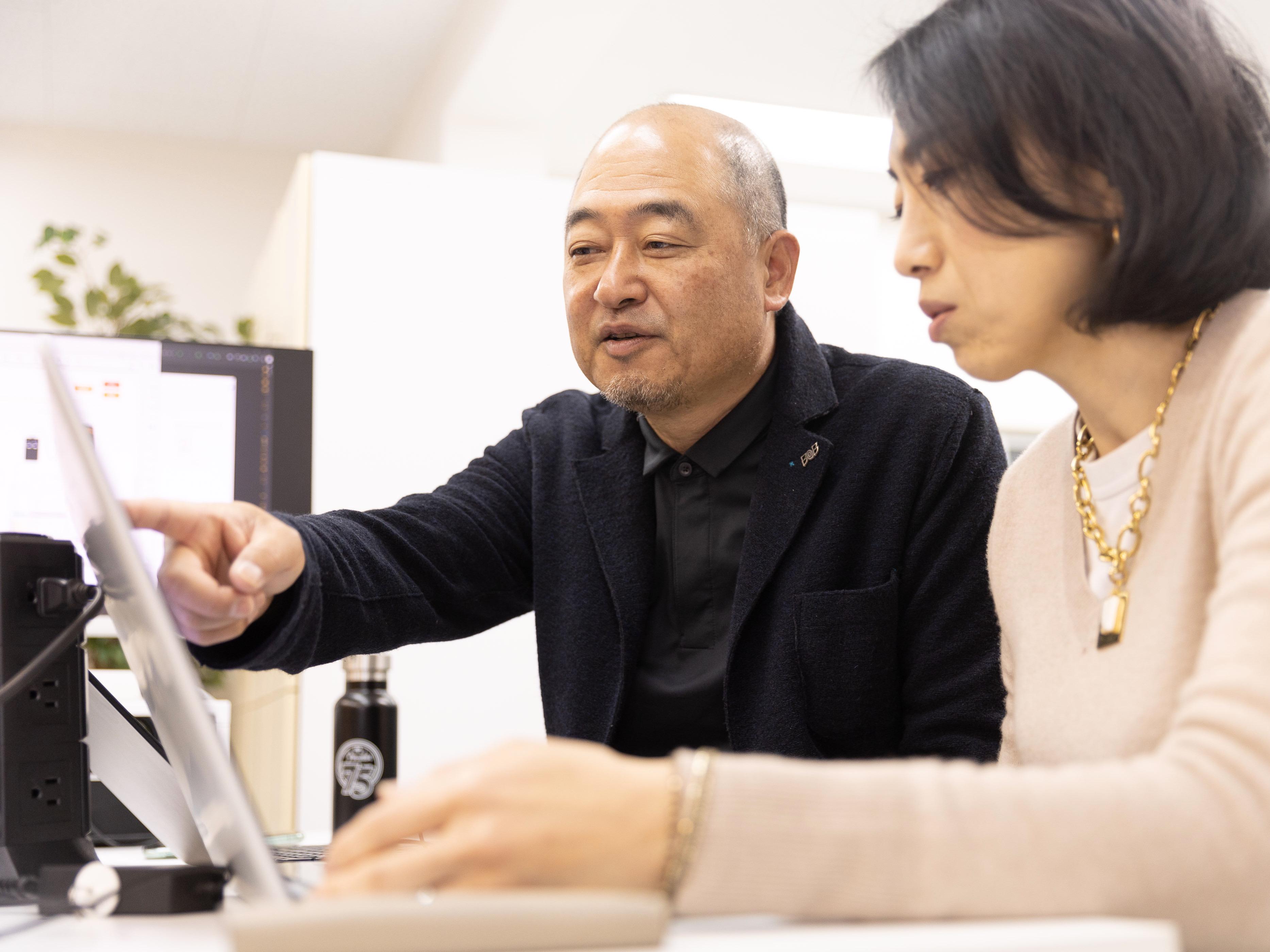 現在はリモートワークが主体だが、医療機器承認という重要なプロセスに向けて緊密なコミュニケーション体制を整えている。一方で、フルフレックスタイムを導入し、柔軟に働くことが可能だ。副業も解禁されている。