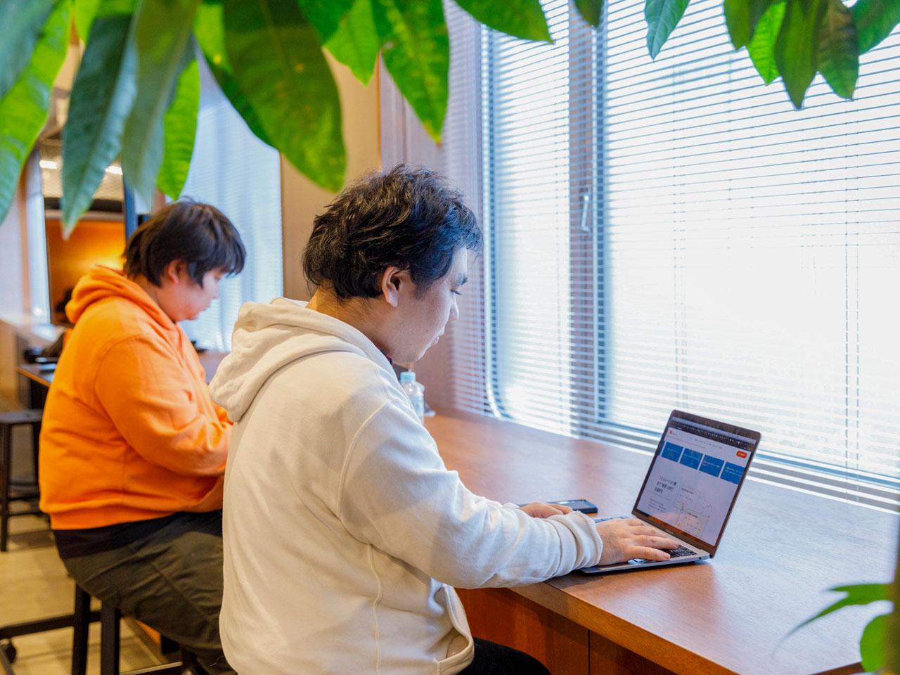 エンジニアにとって同社の魅力は、成長する自社サービスの開発に、裁量と責任を持って幅広く携われることだ。