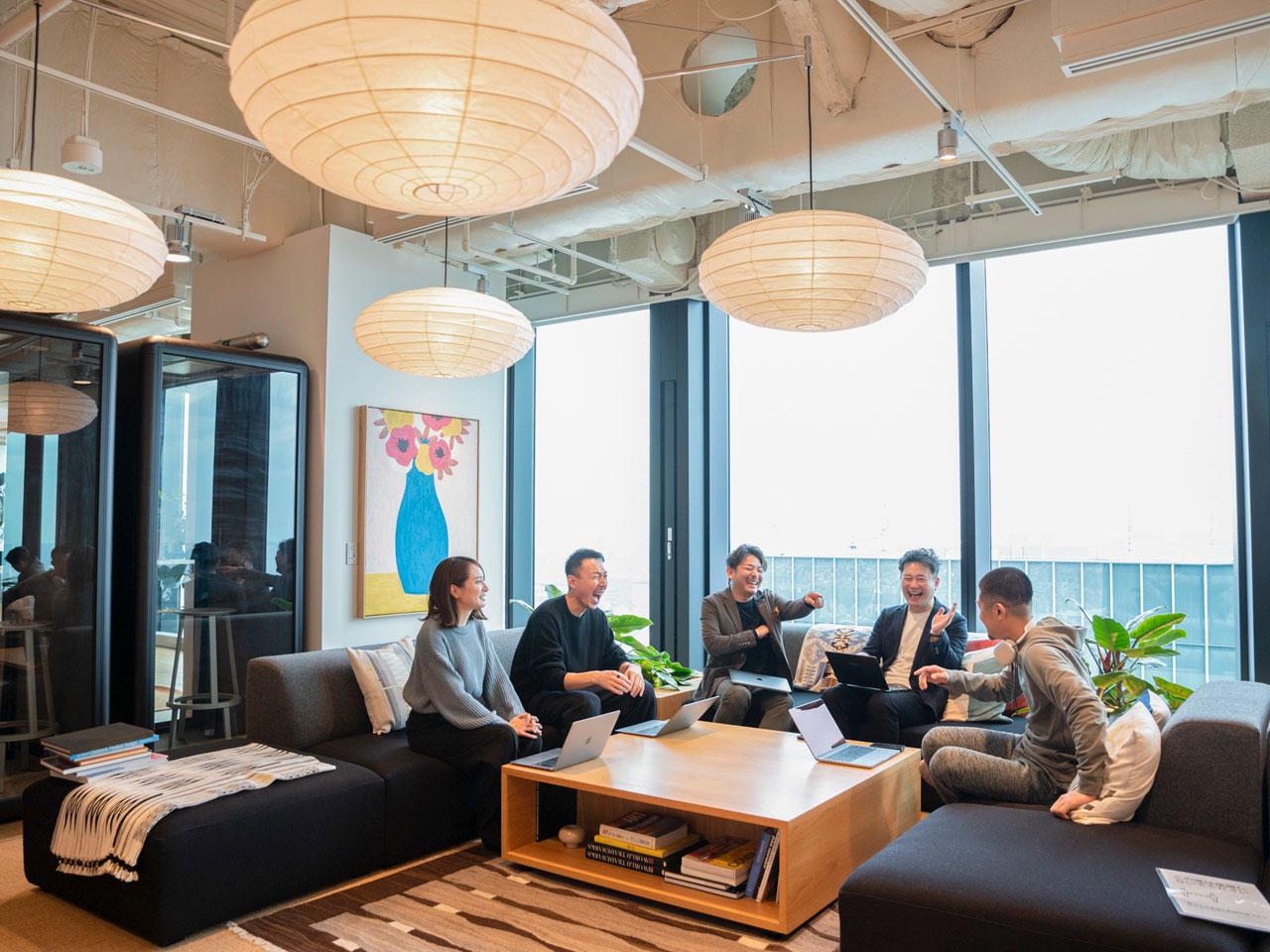 働き方は、フルフレックス・フルリモートも可能で、固定のオフィスにはフリーランチやゲーム等も置かれている。代表の上田氏は、メンバーや取引先から『家にいるよりテンションが上がる』『近くに来たからつい寄ってみる』と思われるようなオフィスにしたいと考えている。
