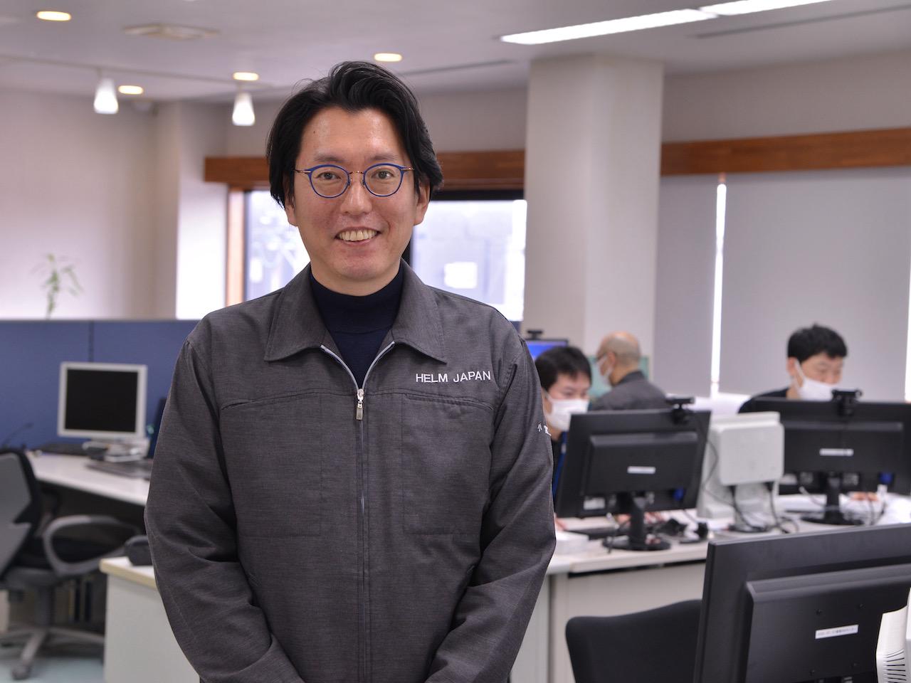 主力製品は、サブスクリプション型の自動車登録申請書作成ソフト『SunBridge』。ニッチな分野ながら業界のリーディングカンパニーとして抜群の知名度を誇り、ユーザーから厚い信頼を得ている。