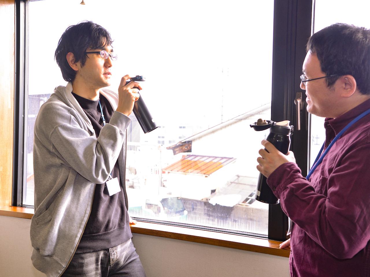 同社の社内に目を向けると、メンバーのワークスタイルは比較的自由。ルールに基づき、上司が許可すれば出社かテレワークが選択できるようフレキシブルな体制を整えている。