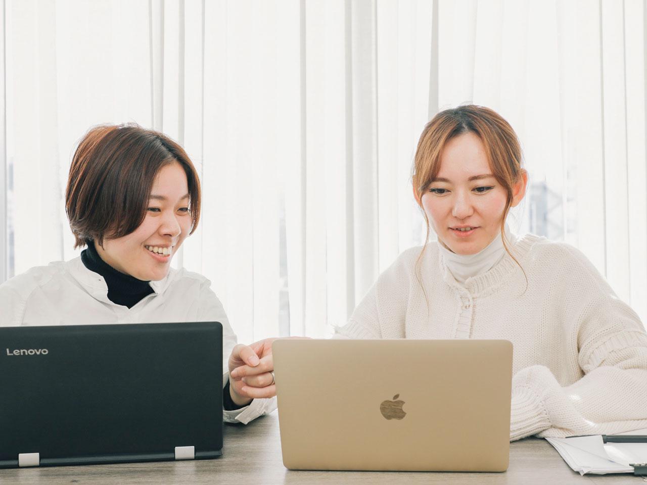 定期的に社員と社長との少人数の食事会を開催。社員が順に社長とラフに話し、会社の方向性等を共有する機会を設けている。