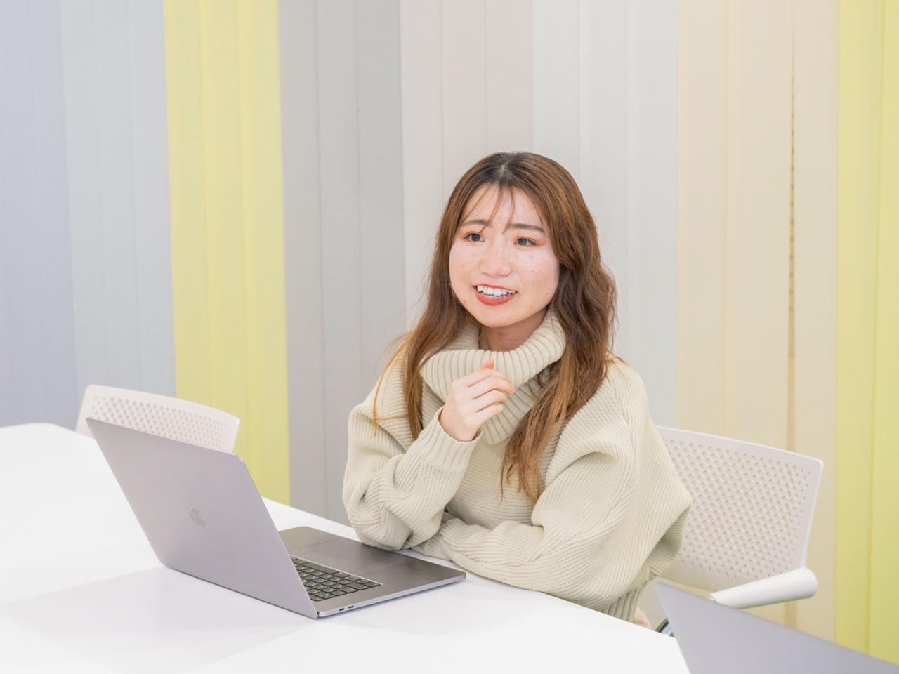 リモートとオフィスへの出社は、仕事の都合や個人の事情に合わせてフレキシブルに選択できる。またコアタイムを設定した裁量労働制で、各人のライフスタイルを尊重する。