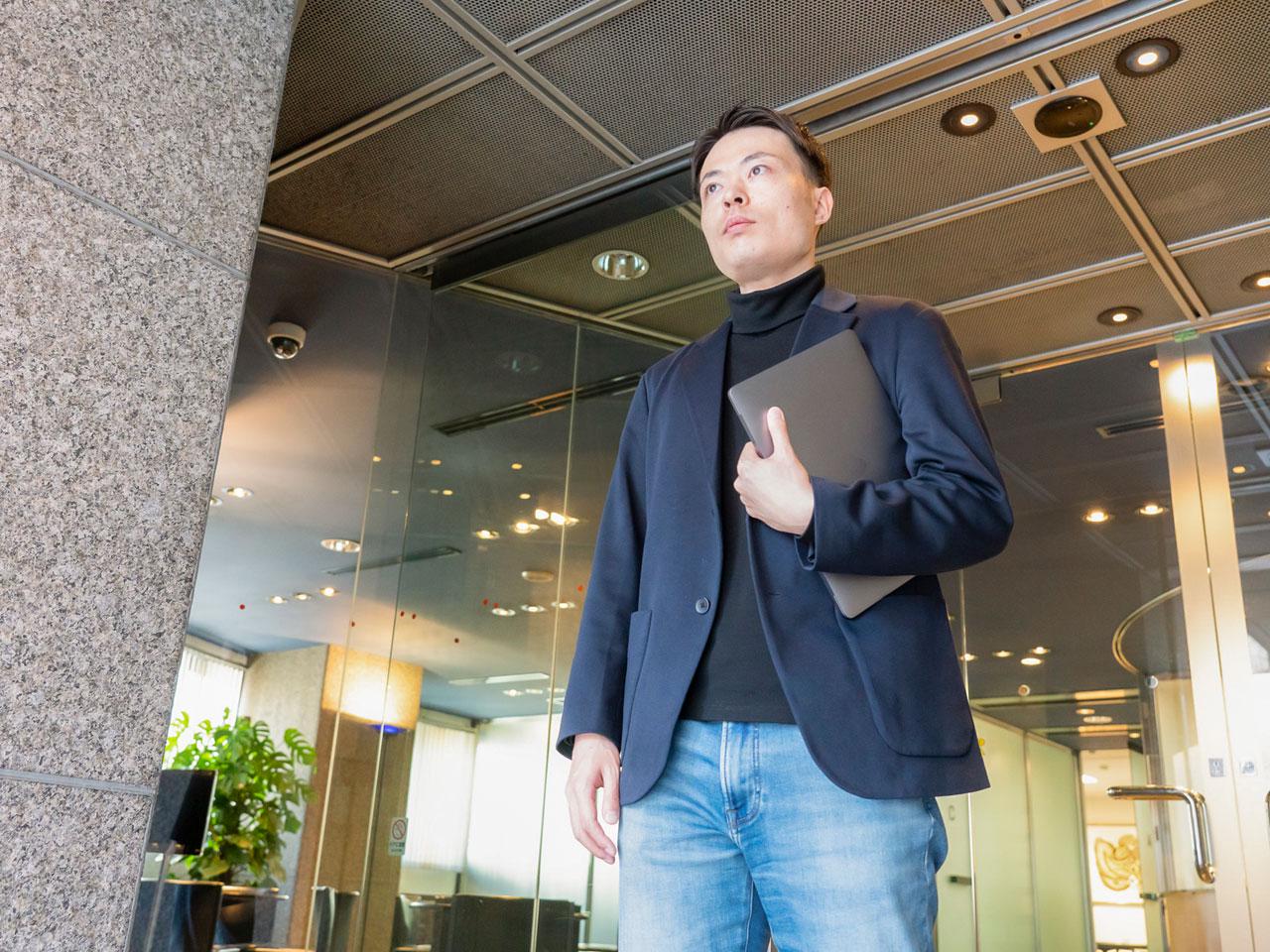 同社では、個人の力量を高める観点で副業も可としている（要申請）。さらに、スキルアップサポート制度としてスクール代を月5万円まで、学習サポート制度としてビジネス書籍やビジネスアプリ代を月3,000円まで会社負担。ジム・マッサージ手当も月1万円まで会社が負担している。