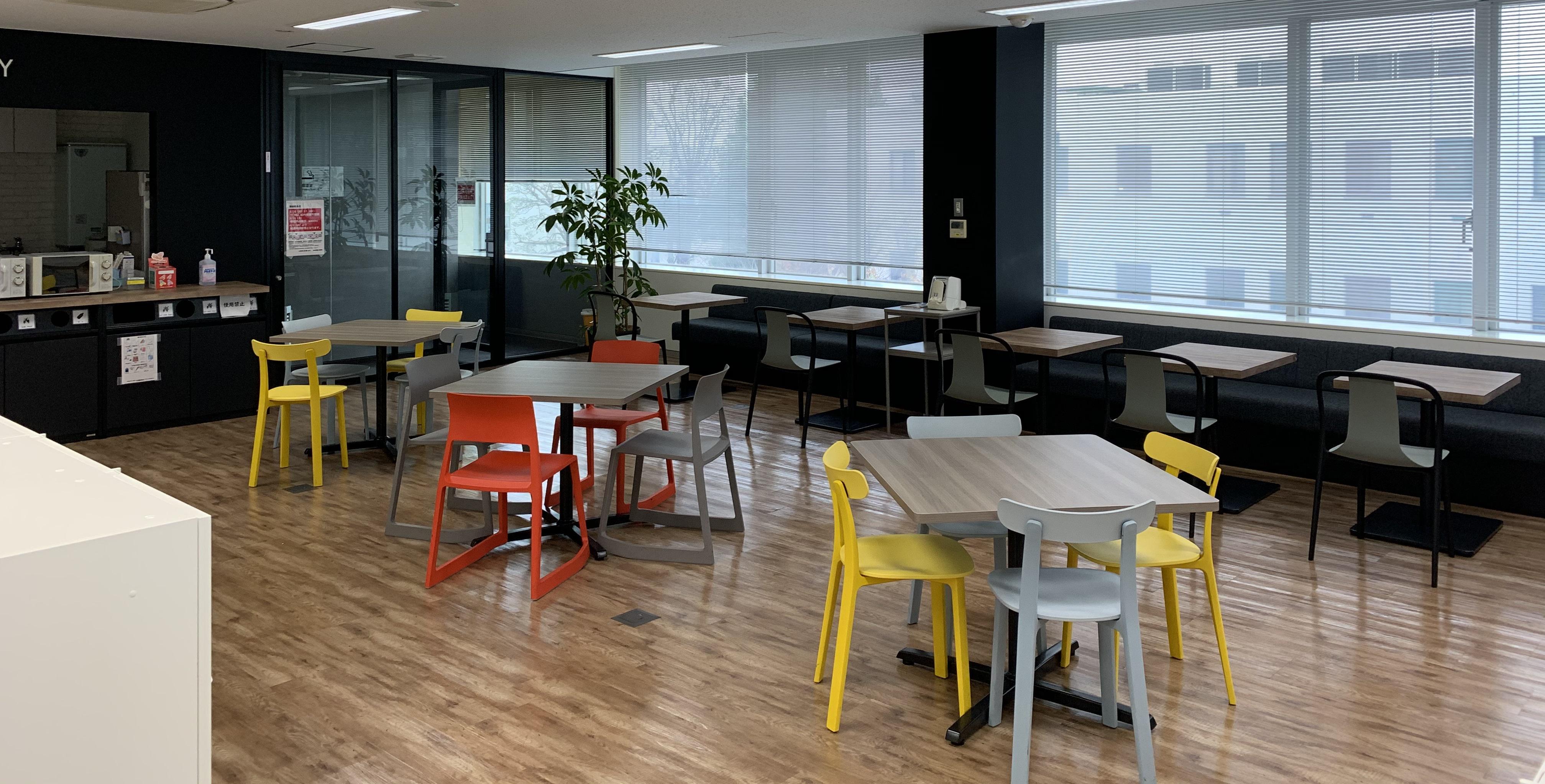 個人で作業するスペースだけでなく、打合せや相談がしやすいエリアも確保。