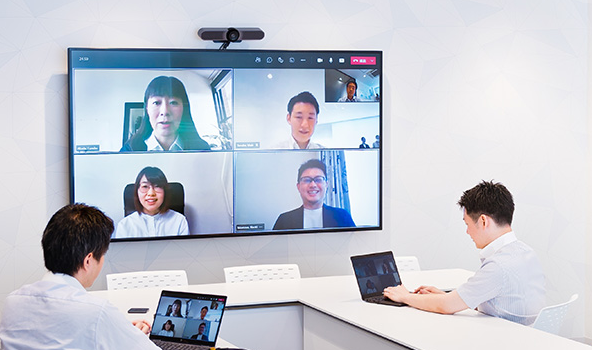 現在は、出社とテレワーク（在宅勤務）を併用するハイブリットな働き方が主流です。