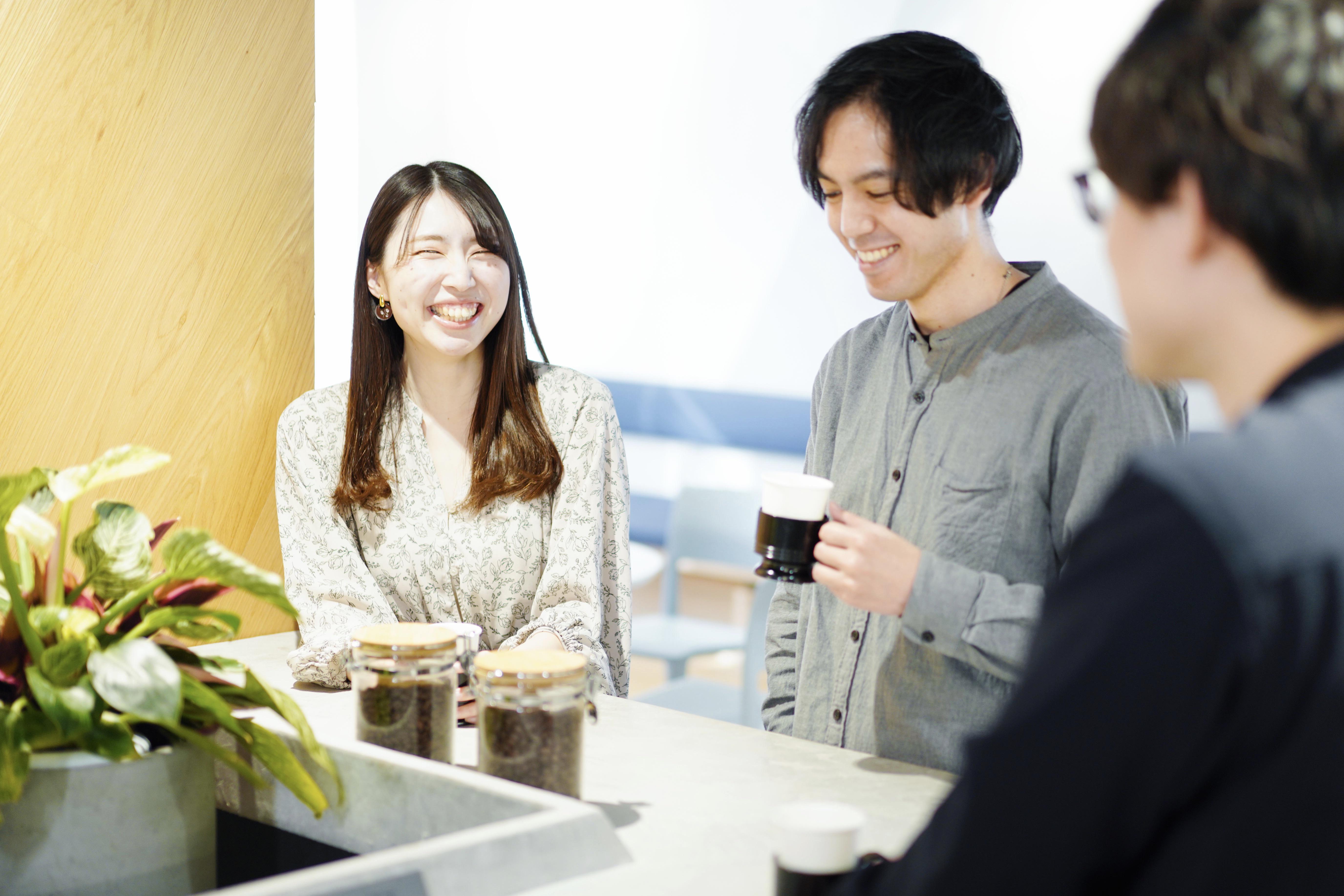 オフィスのカウンターでコーヒーを飲んだり、就業後にお酒を飲んだりしています！メリハリのある働き方です！