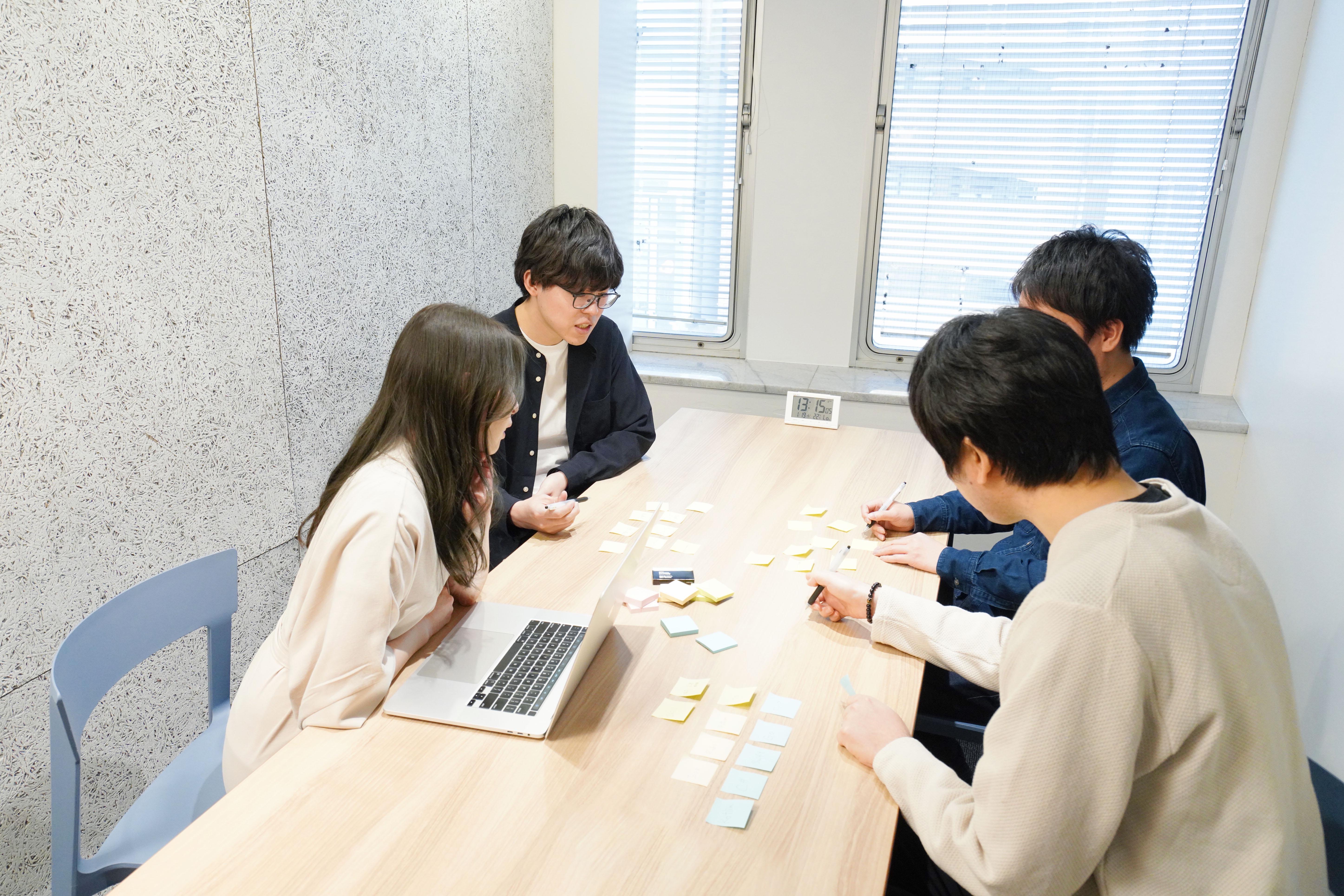 ブレスト風景です！社員個人に裁量があり、主体的な意見を好む会社なので、チーム内で意見を出し合って進めます！