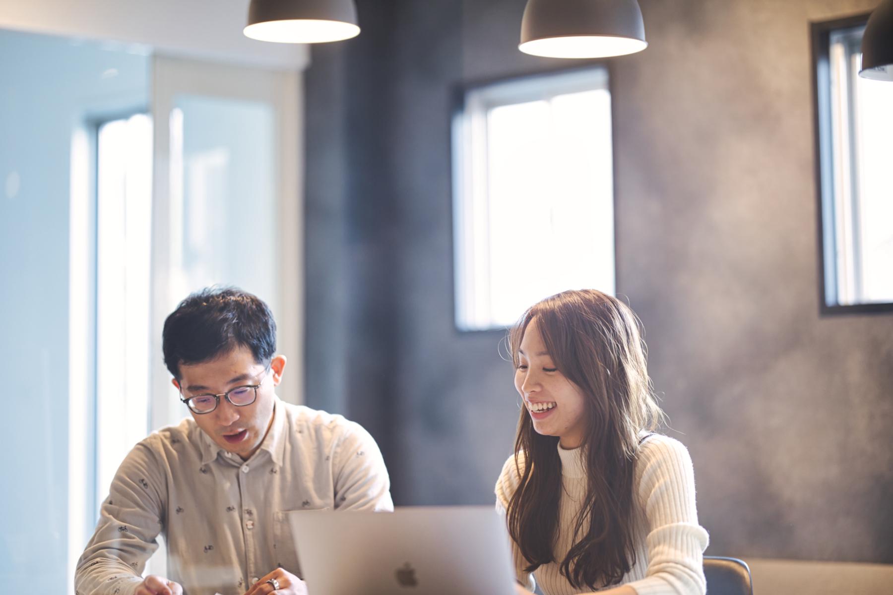 【気軽に相談できるフラットな組織カルチャーで、若手・未経験者も成長中】
