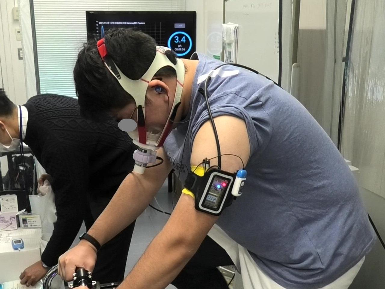 大学の研究室にある実験施設では、様々な条件下での測定が行われる。社員と研究者が常に一体となり、PDCAのサイクルを柔軟に回すことができる。