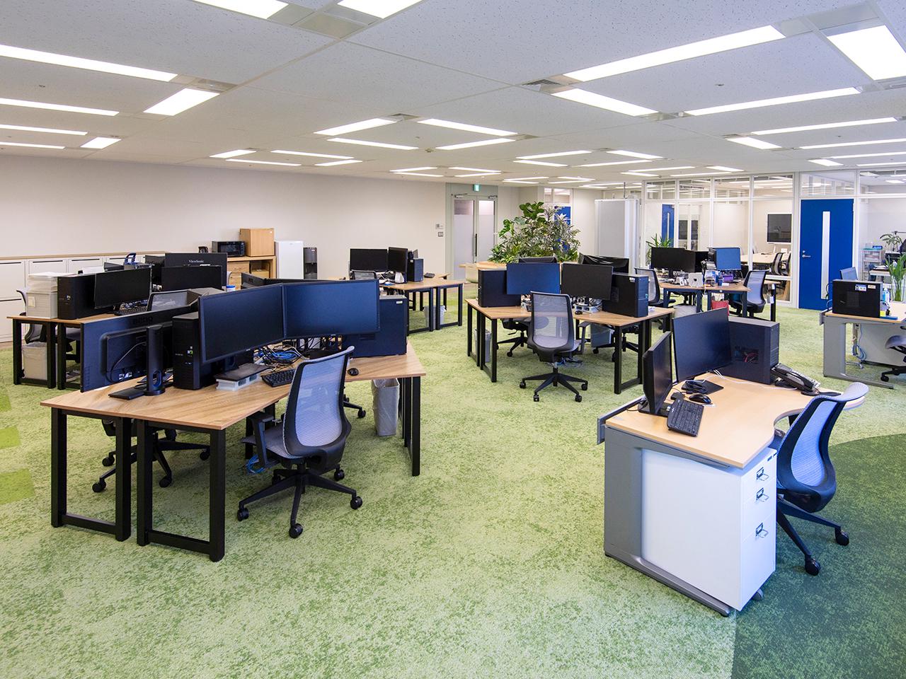 2022年1月にオフィス移転を行い、全てのオフィス家具が一新。1人当たりのデスク幅が180cmとかなり大きく、デュアルモニターでも広々と利用することができる。