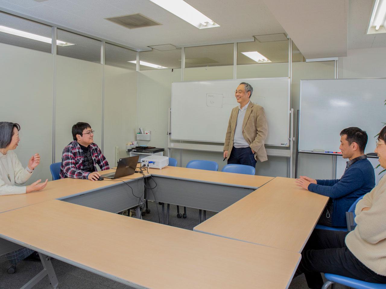 主に大手SIerを通じて、国立大学や政令指定都市等の認証基盤やネットワーク基盤の構築を受託している。