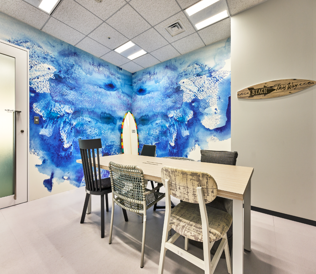 4つの会議室はそれぞれコアバリュー（Challenge/Speed/Quality/Team-play）をイメージしたカラーへ落とし込み、有志メンバーでデザイン・レイアウトを作成しました。