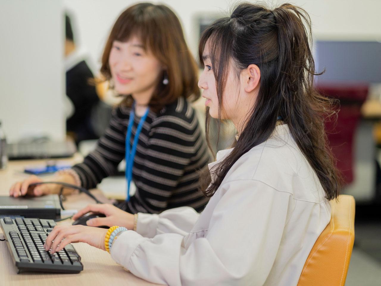 社内の雰囲気は外資系に近い。自立した社員が多いこともあり、裁量を持たせて仕事を社員に任せる風土もある。