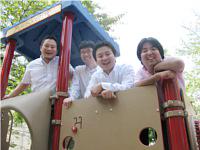 右から2番目が代表取締役奥山氏