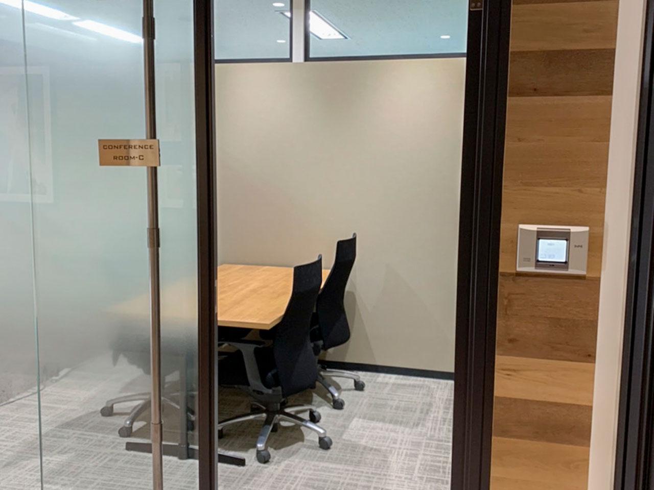 在宅勤務制度を導入し、リモートワークを推奨しています。
プロジェクトの状況次第ではありますが、かなりのメンバーがリモートで働く機会が多いです。