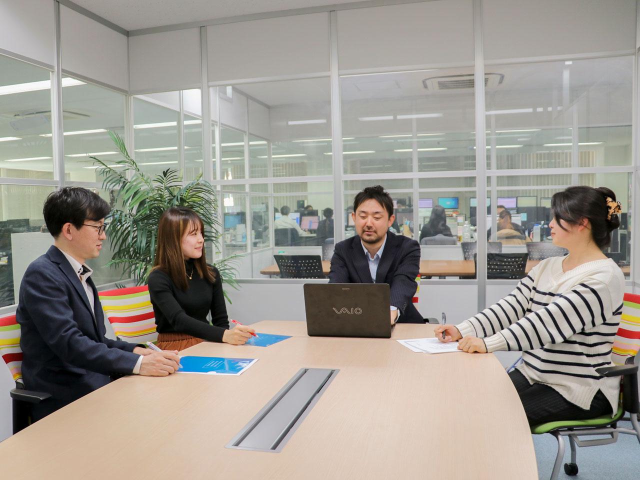 現地ディーラーに日本の中古車を卸すだけでなく、ECサイトと海外拠点を活用した独自の販売スタイルで、各国のエンドユーザに直接、日本の中古車を販売している。