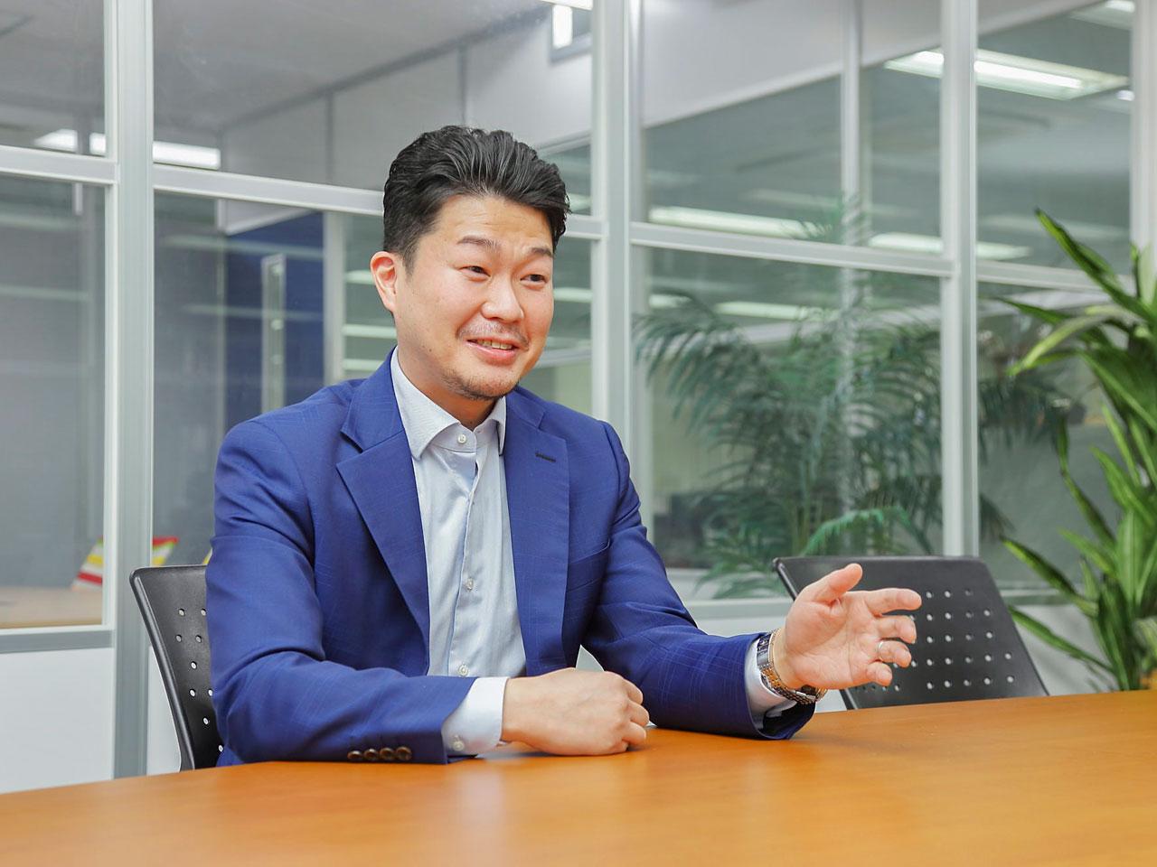 横浜に本拠を構え、全世界60カ国以上に日本の中古車を販売している。