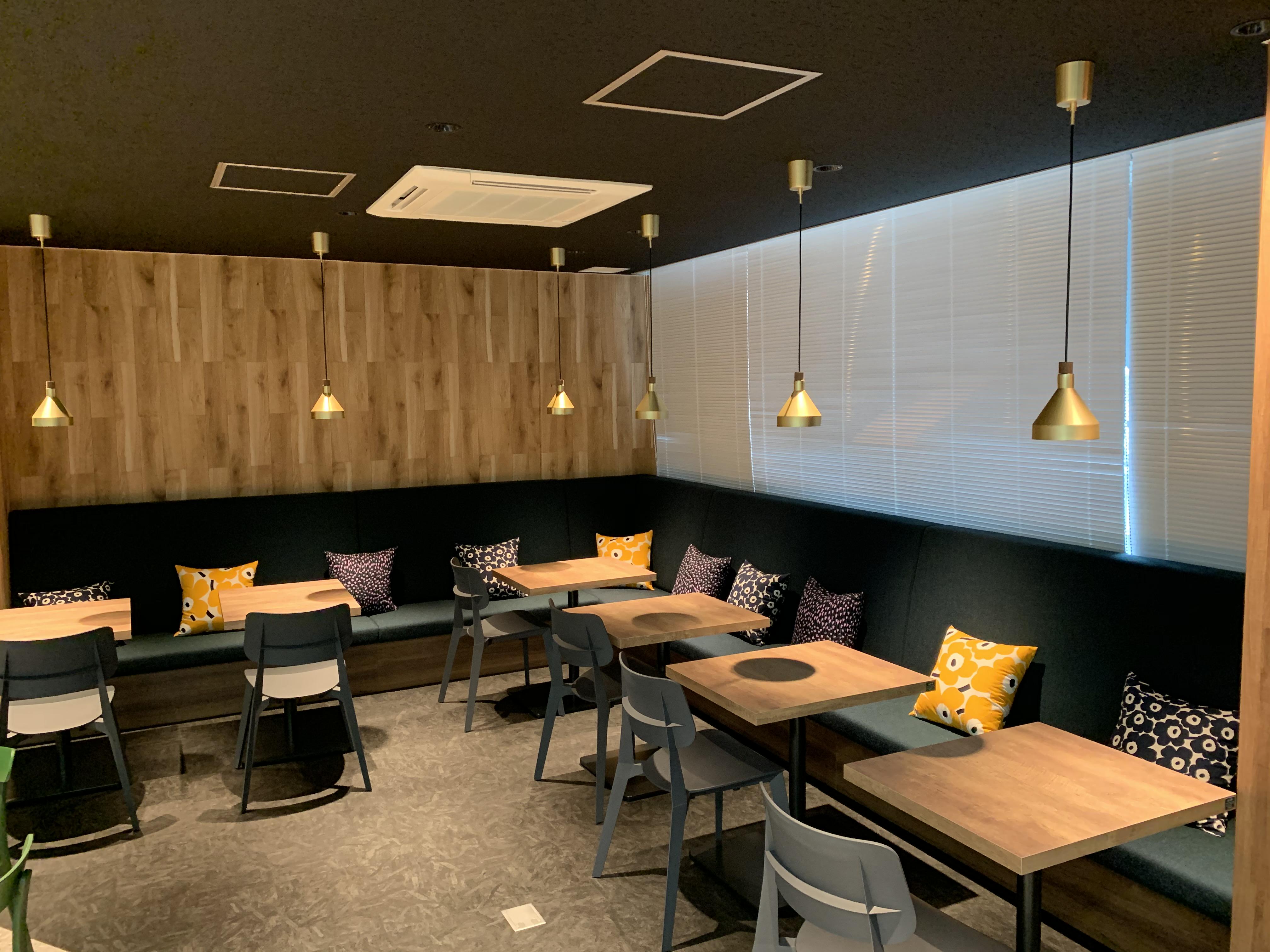 喫茶店のようなカフェスペースがあります。出社の際に、休憩時の利用はもちろん、少し１人で集中したい時、少人数の打合せなどでも利用されています。