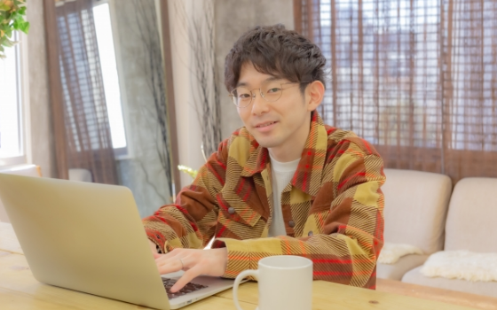 WEB会議ツールを使用した働き方のため、月1回程度の出勤日以外はリモートワークが中心で、好きな場所で働くことができ、出勤日だけ地元から通うことも可能だ。