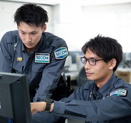 研修の間は、先輩社員と行動します