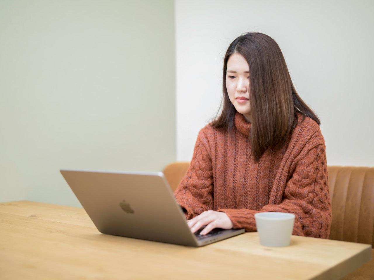 理不尽な上司との力関係や非合理的な服装の規制といった本質から外れたストレスは可能な限り排除し、クライアントの要求に全力で取り組めるよう、ストレスフリーで働ける環境づくりに注力する方針だ。
