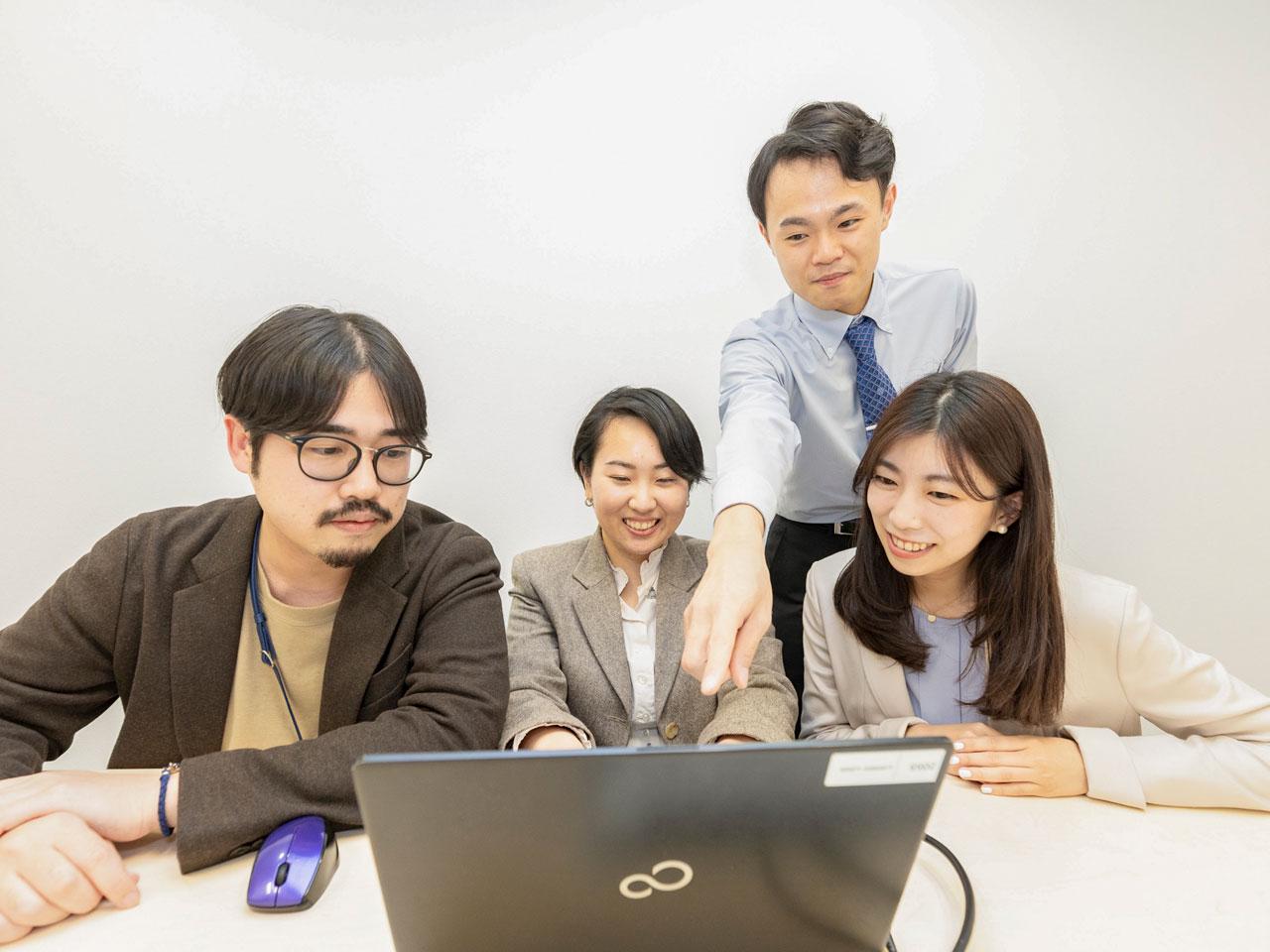 次の100年を見据えて新しい理念を打ち立て、生活者（エンドユーザー）の視点を大切にしたデジタルソリューションを提供していく。
